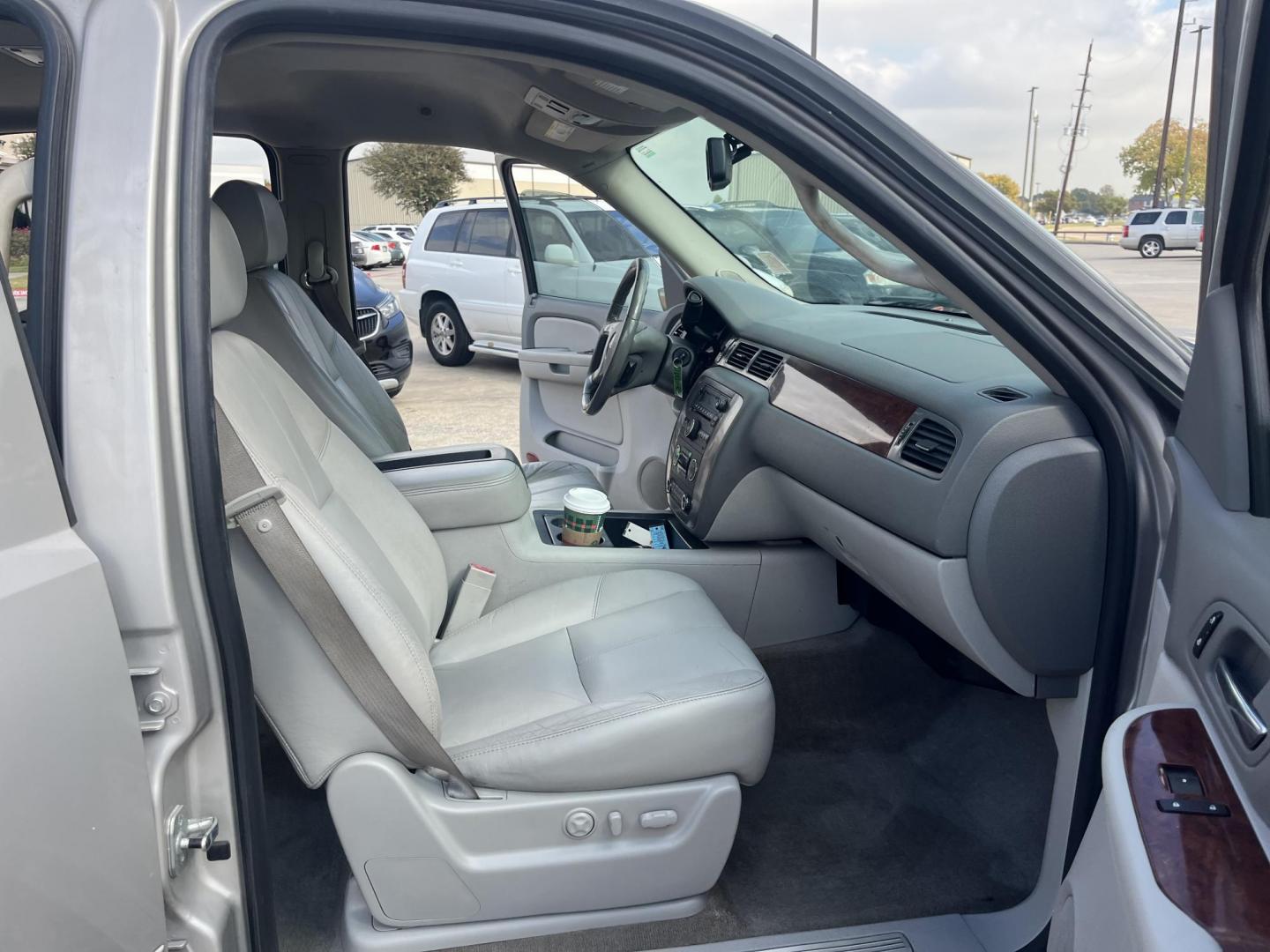 2009 GMC Yukon XL SLT-1 1/2 Ton 2WD (1GKFC36089J) with an 5.3L V8 OHV 16V FFV engine, 4-Speed Automatic transmission, located at 14700 Tomball Parkway 249, Houston, TX, 77086, (281) 444-2200, 29.928619, -95.504074 - Photo#10