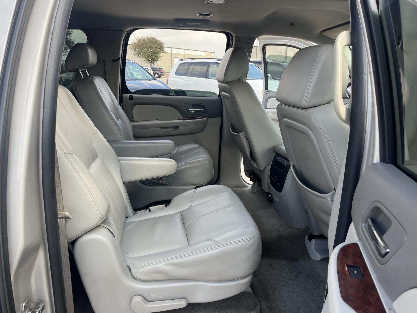 2009 GMC Yukon XL SLT-1 1/2 Ton 2WD (1GKFC36089J) with an 5.3L V8 OHV 16V FFV engine, 4-Speed Automatic transmission, located at 14700 Tomball Parkway 249, Houston, TX, 77086, (281) 444-2200, 29.928619, -95.504074 - Photo#11