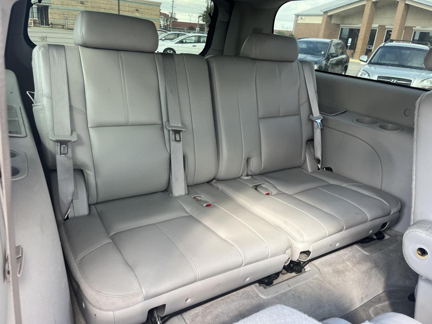 2009 GMC Yukon XL SLT-1 1/2 Ton 2WD (1GKFC36089J) with an 5.3L V8 OHV 16V FFV engine, 4-Speed Automatic transmission, located at 14700 Tomball Parkway 249, Houston, TX, 77086, (281) 444-2200, 29.928619, -95.504074 - Photo#12