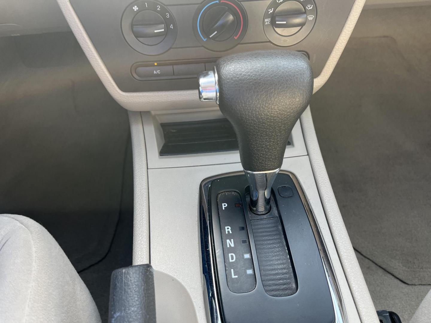 2009 Ford Fusion V6 SE (3FAHP07169R) with an 3.0L V6 DOHC 24V engine, AUTOMATIC transmission, located at 14700 Tomball Parkway 249, Houston, TX, 77086, (281) 444-2200, 29.928619, -95.504074 - Photo#12