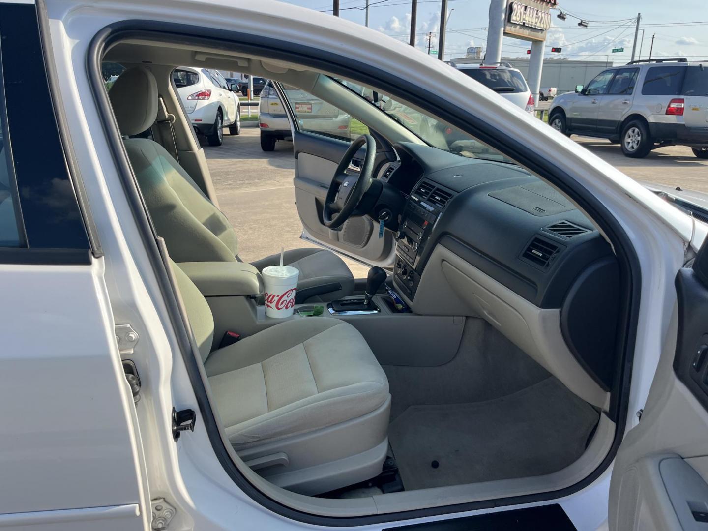 2009 Ford Fusion V6 SE (3FAHP07169R) with an 3.0L V6 DOHC 24V engine, AUTOMATIC transmission, located at 14700 Tomball Parkway 249, Houston, TX, 77086, (281) 444-2200, 29.928619, -95.504074 - Photo#15