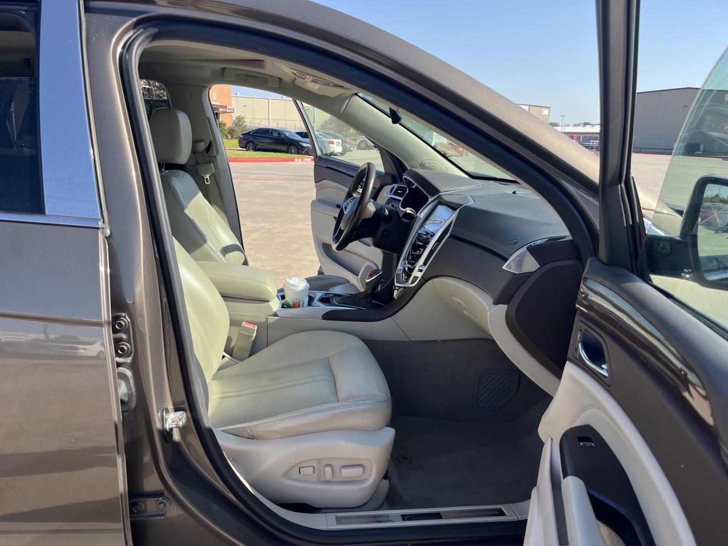 2014 Cadillac SRX Luxury Collection FWD (3GYFNBE30ES) with an 3.6L V6 DOHC 24V FFV engine, 6-Speed Automatic transmission, located at 14700 Tomball Parkway 249, Houston, TX, 77086, (281) 444-2200, 29.928619, -95.504074 - Photo#11