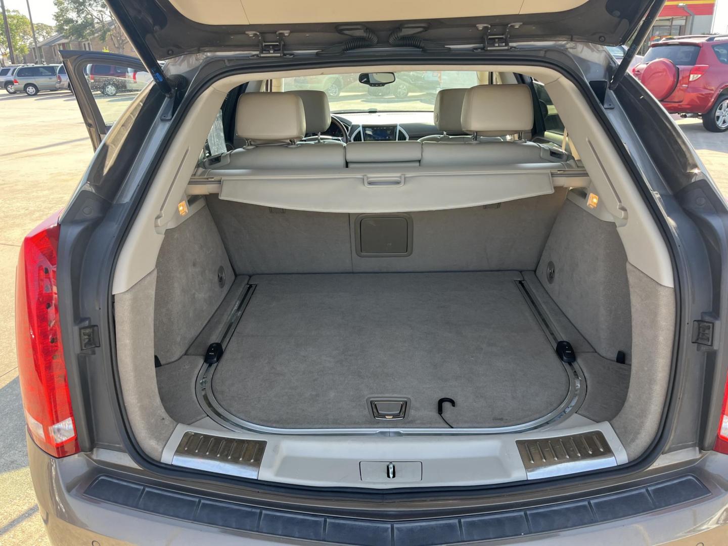 2014 Cadillac SRX Luxury Collection FWD (3GYFNBE30ES) with an 3.6L V6 DOHC 24V FFV engine, 6-Speed Automatic transmission, located at 14700 Tomball Parkway 249, Houston, TX, 77086, (281) 444-2200, 29.928619, -95.504074 - Photo#13