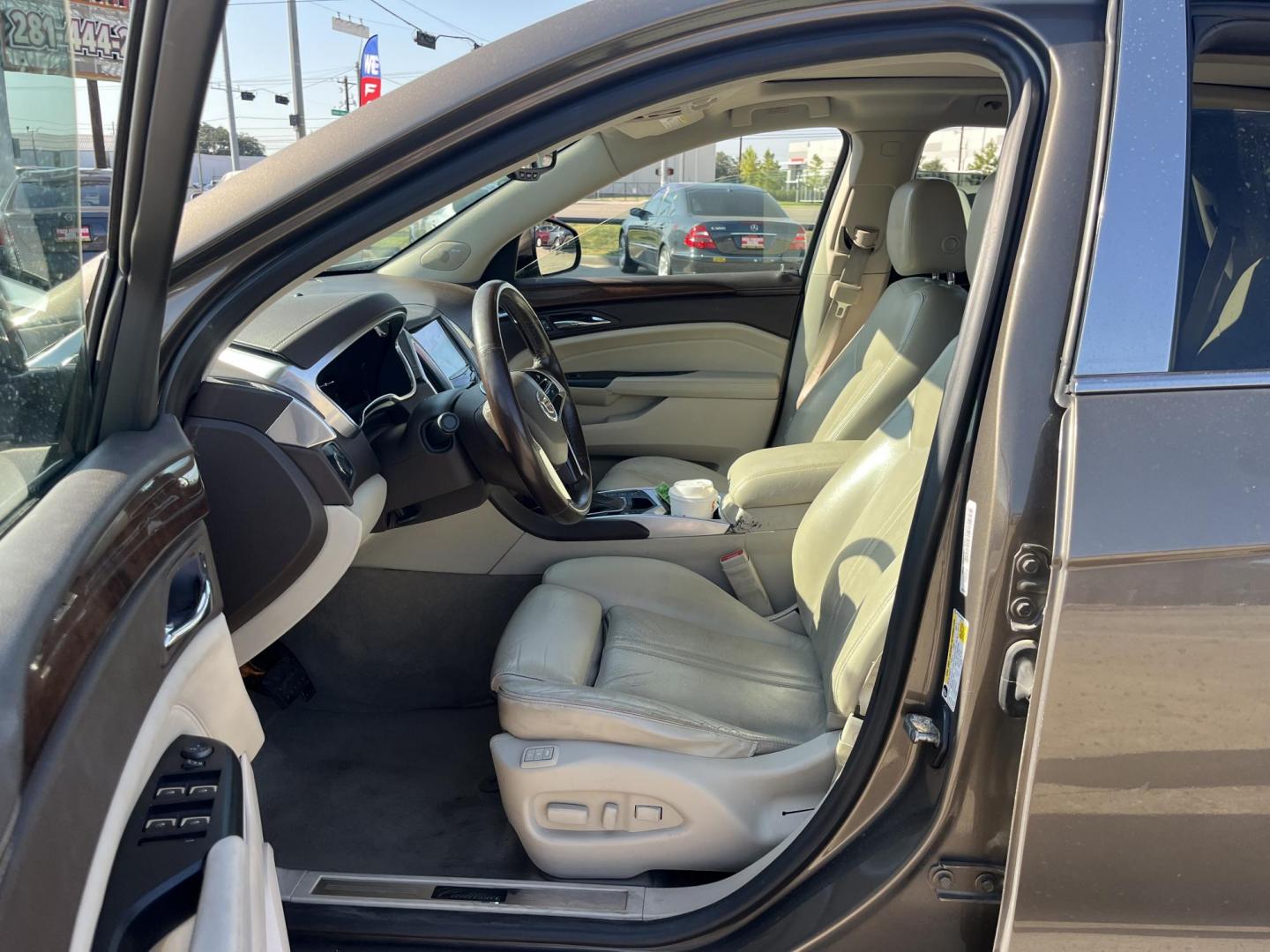 2014 Cadillac SRX Luxury Collection FWD (3GYFNBE30ES) with an 3.6L V6 DOHC 24V FFV engine, 6-Speed Automatic transmission, located at 14700 Tomball Parkway 249, Houston, TX, 77086, (281) 444-2200, 29.928619, -95.504074 - Photo#8