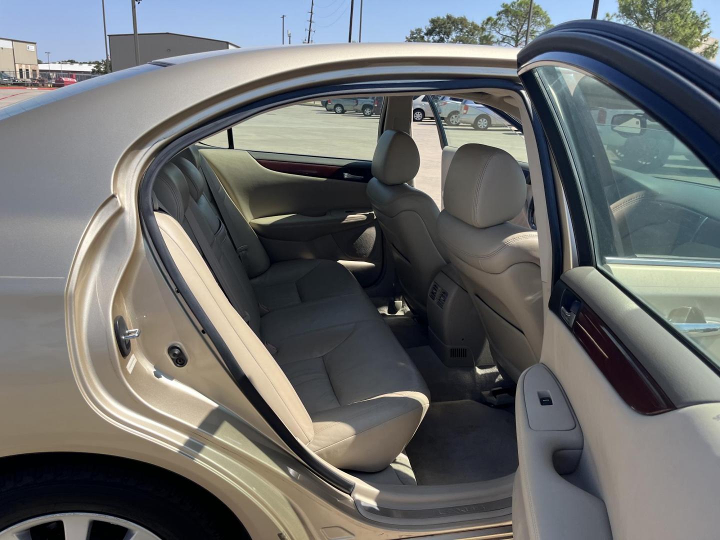 2002 GOLD /TAN Lexus ES 300 Sedan (JTHBF30G920) with an 3.0L V6 DOHC 24V engine, 5-Speed Automatic Overdrive transmission, located at 14700 Tomball Parkway 249, Houston, TX, 77086, (281) 444-2200, 29.928619, -95.504074 - Photo#10