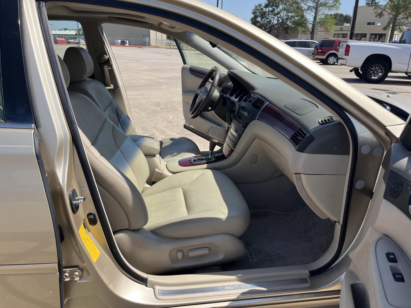 2002 GOLD /TAN Lexus ES 300 Sedan (JTHBF30G920) with an 3.0L V6 DOHC 24V engine, 5-Speed Automatic Overdrive transmission, located at 14700 Tomball Parkway 249, Houston, TX, 77086, (281) 444-2200, 29.928619, -95.504074 - Photo#11