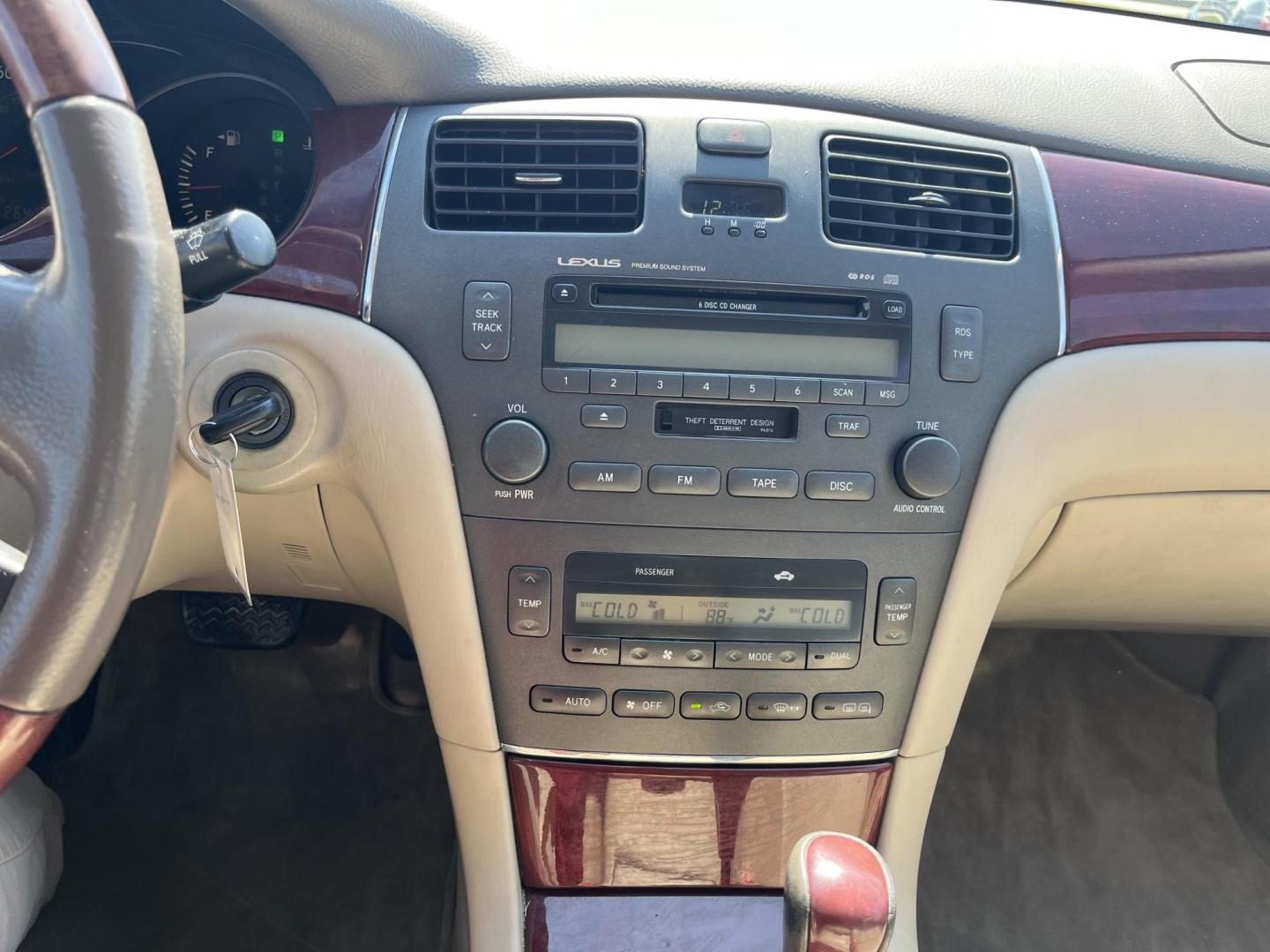 2002 GOLD /TAN Lexus ES 300 Sedan (JTHBF30G920) with an 3.0L V6 DOHC 24V engine, 5-Speed Automatic Overdrive transmission, located at 14700 Tomball Parkway 249, Houston, TX, 77086, (281) 444-2200, 29.928619, -95.504074 - Photo#14