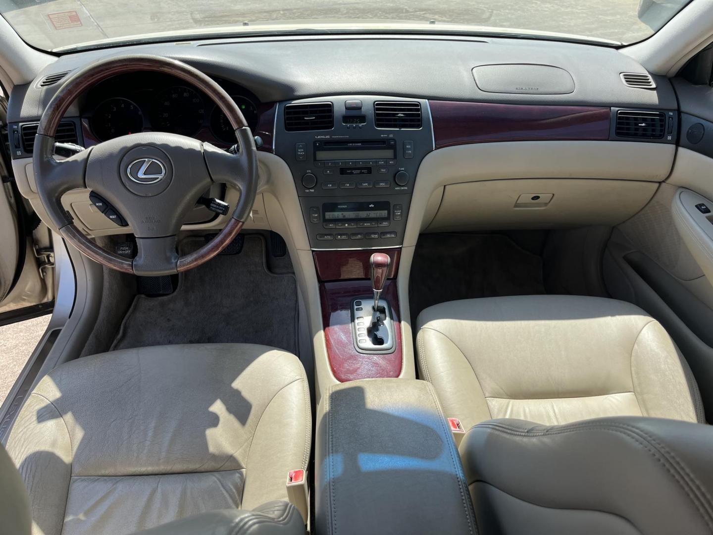 2002 GOLD /TAN Lexus ES 300 Sedan (JTHBF30G920) with an 3.0L V6 DOHC 24V engine, 5-Speed Automatic Overdrive transmission, located at 14700 Tomball Parkway 249, Houston, TX, 77086, (281) 444-2200, 29.928619, -95.504074 - Photo#15