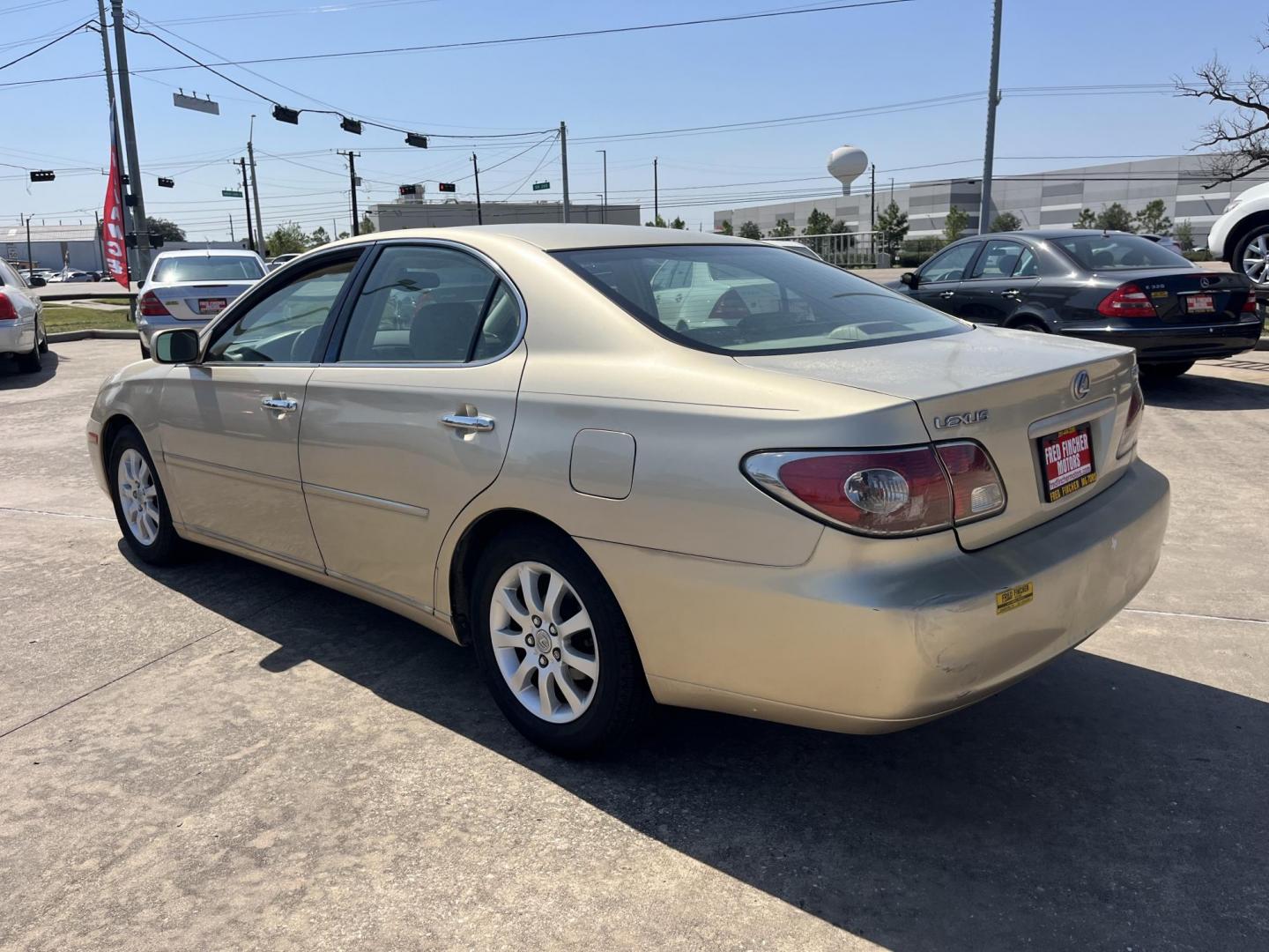 2002 GOLD /TAN Lexus ES 300 Sedan (JTHBF30G920) with an 3.0L V6 DOHC 24V engine, 5-Speed Automatic Overdrive transmission, located at 14700 Tomball Parkway 249, Houston, TX, 77086, (281) 444-2200, 29.928619, -95.504074 - Photo#3