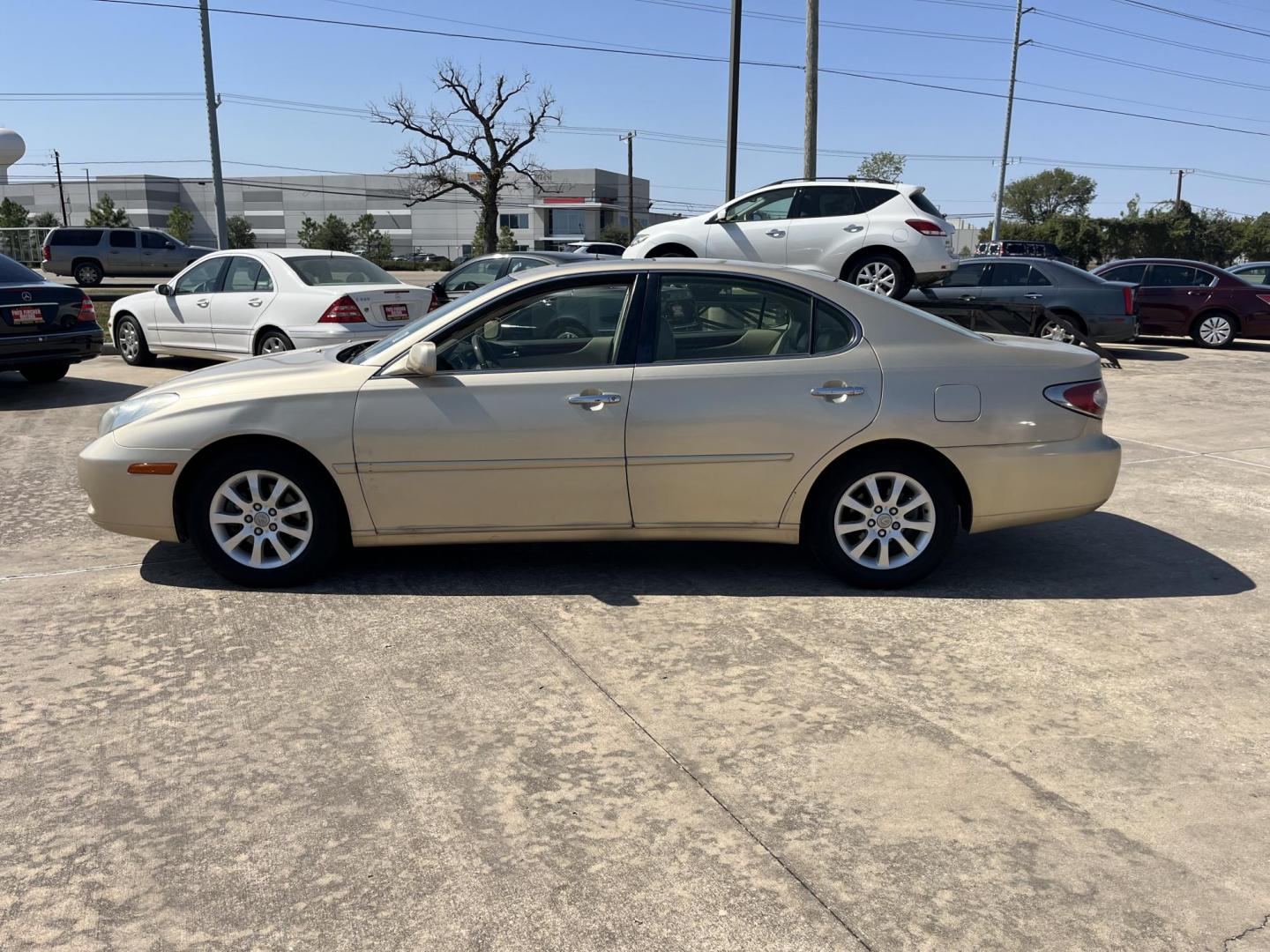 2002 GOLD /TAN Lexus ES 300 Sedan (JTHBF30G920) with an 3.0L V6 DOHC 24V engine, 5-Speed Automatic Overdrive transmission, located at 14700 Tomball Parkway 249, Houston, TX, 77086, (281) 444-2200, 29.928619, -95.504074 - Photo#4