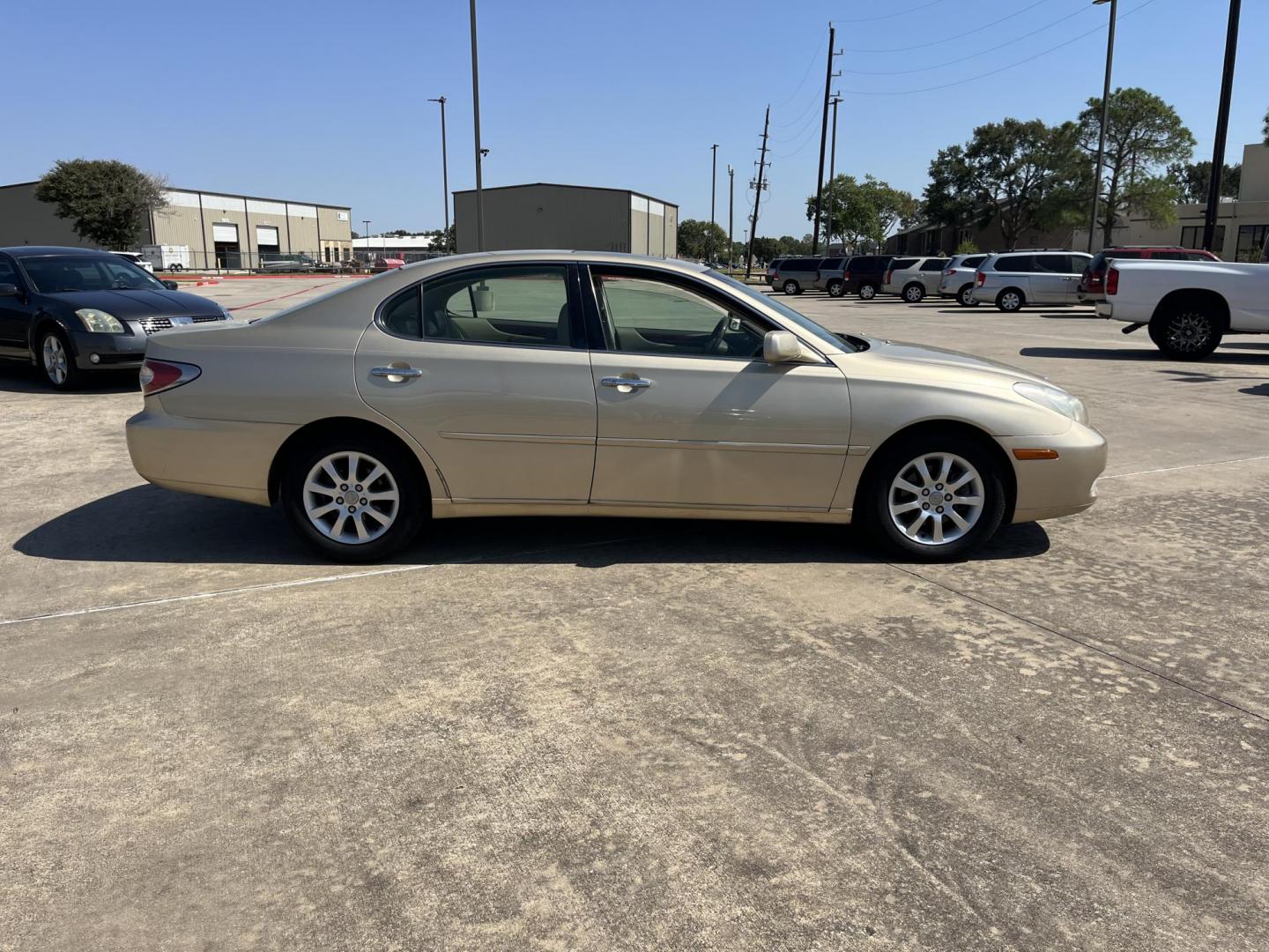 2002 GOLD /TAN Lexus ES 300 Sedan (JTHBF30G920) with an 3.0L V6 DOHC 24V engine, 5-Speed Automatic Overdrive transmission, located at 14700 Tomball Parkway 249, Houston, TX, 77086, (281) 444-2200, 29.928619, -95.504074 - Photo#6