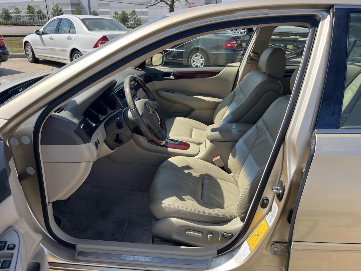 2002 GOLD /TAN Lexus ES 300 Sedan (JTHBF30G920) with an 3.0L V6 DOHC 24V engine, 5-Speed Automatic Overdrive transmission, located at 14700 Tomball Parkway 249, Houston, TX, 77086, (281) 444-2200, 29.928619, -95.504074 - Photo#8