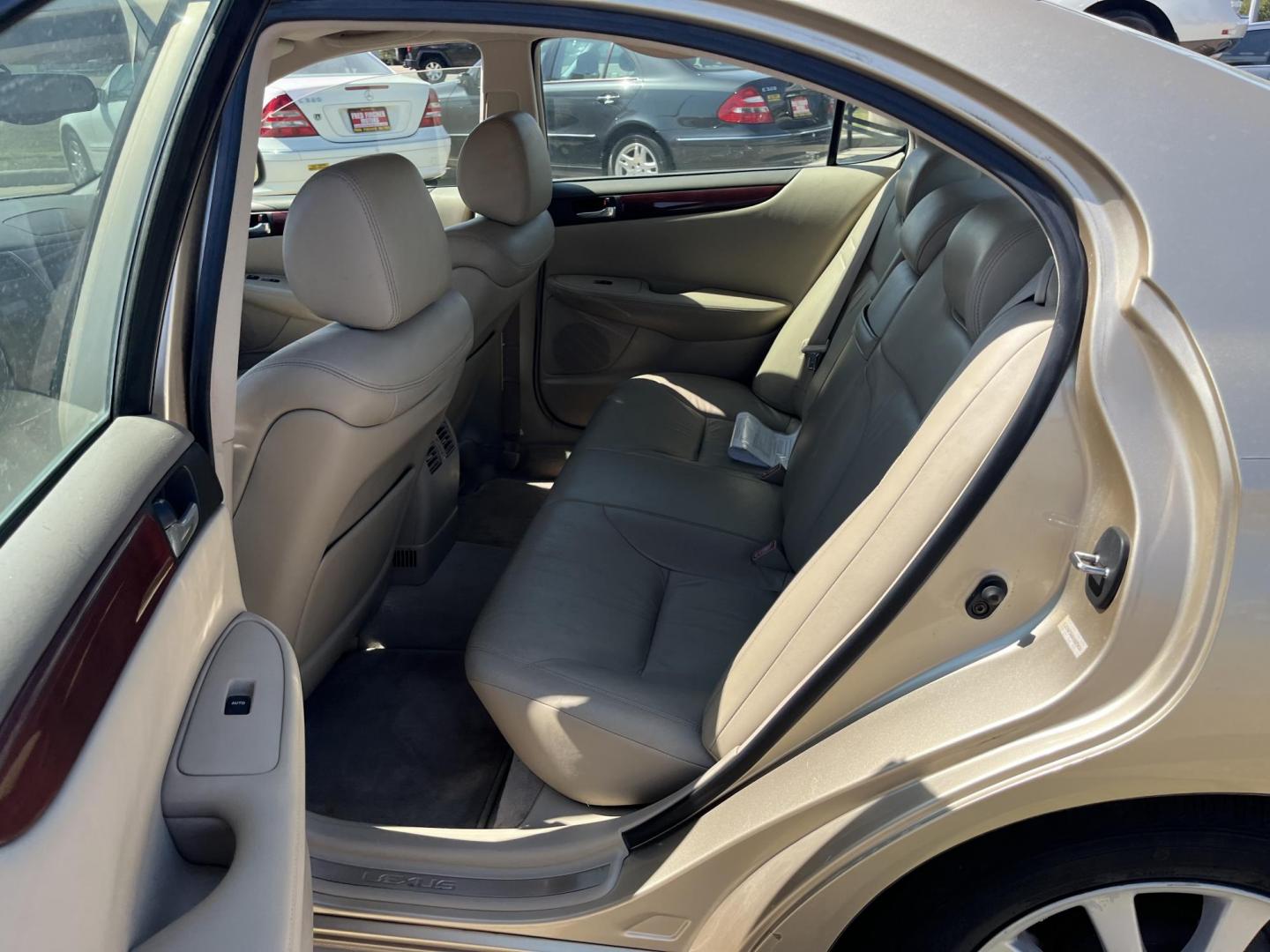 2002 GOLD /TAN Lexus ES 300 Sedan (JTHBF30G920) with an 3.0L V6 DOHC 24V engine, 5-Speed Automatic Overdrive transmission, located at 14700 Tomball Parkway 249, Houston, TX, 77086, (281) 444-2200, 29.928619, -95.504074 - Photo#9