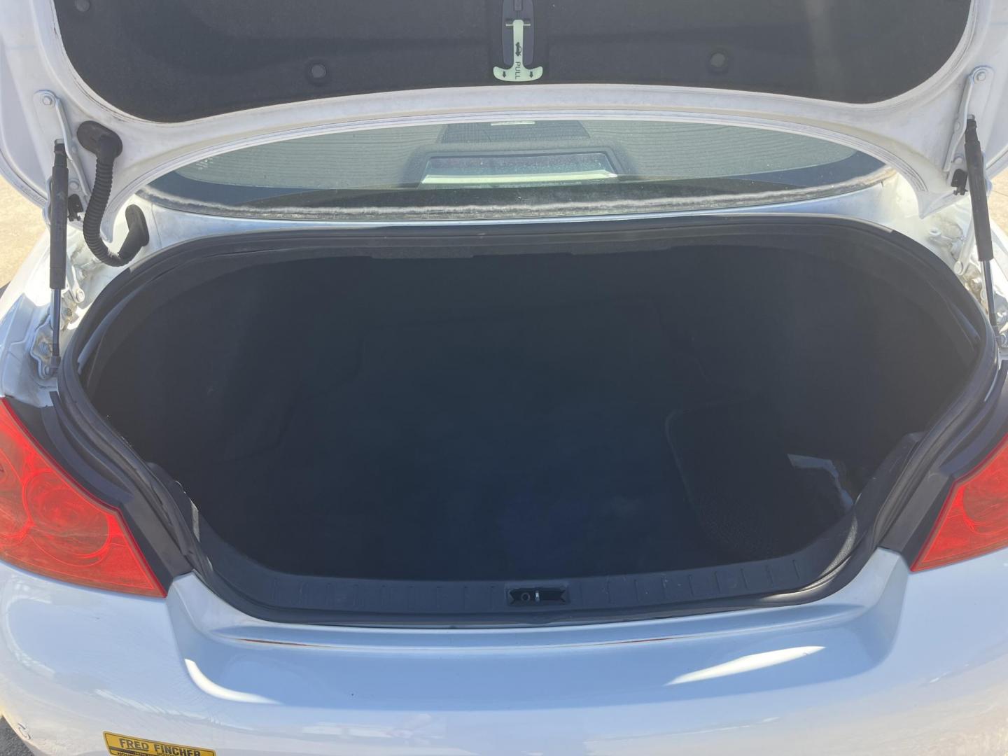 2010 white /TAN Infiniti G Sedan G37 (JN1CV6AP5AM) with an 3.7L V6 DOHC 24V engine, 5-Speed Automatic transmission, located at 14700 Tomball Parkway 249, Houston, TX, 77086, (281) 444-2200, 29.928619, -95.504074 - Photo#13