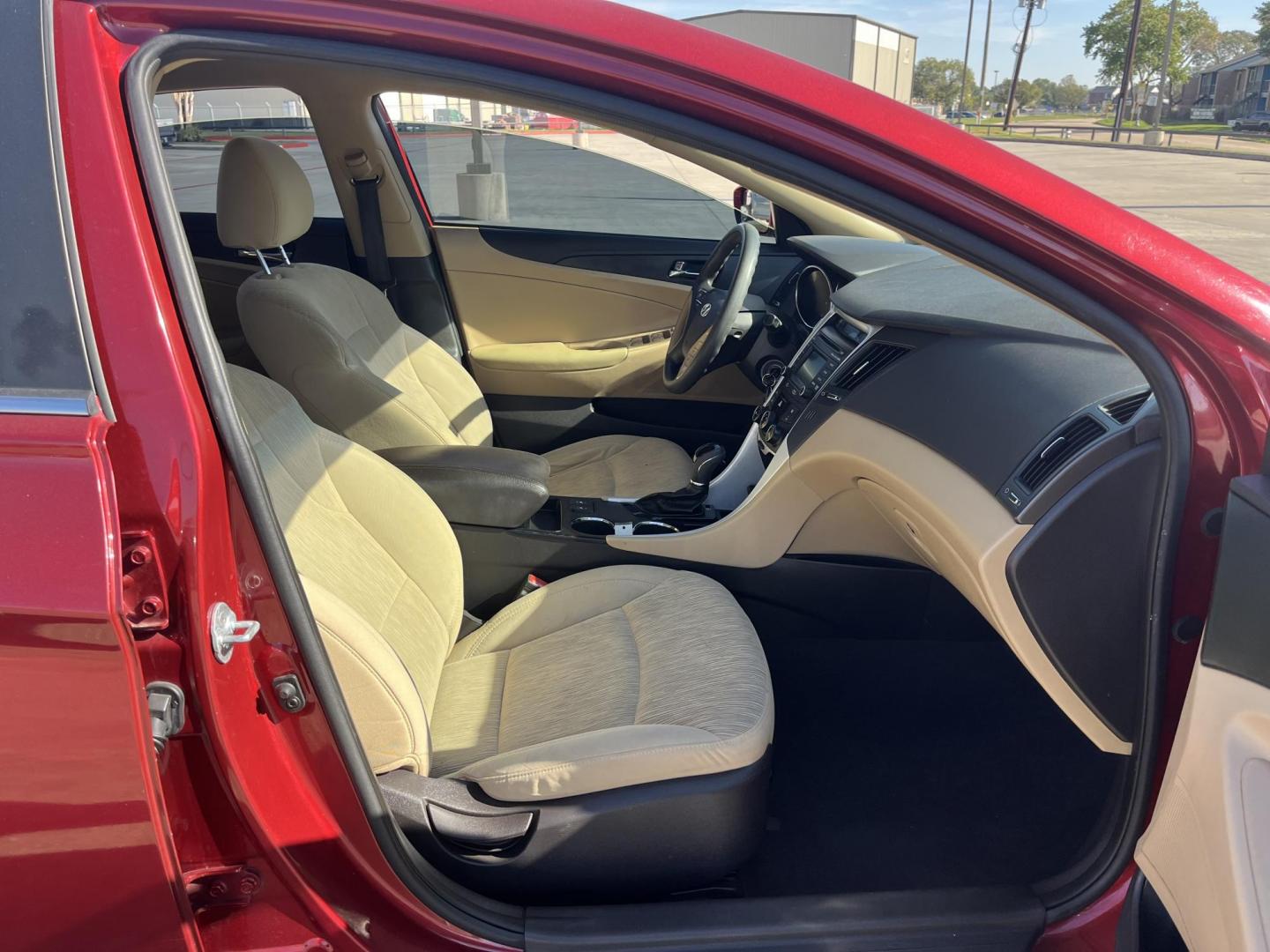 2014 red /TAN Hyundai Sonata GLS (5NPEB4AC5EH) with an 2.4L L4 DOHC 16V engine, 6-Speed Automatic transmission, located at 14700 Tomball Parkway 249, Houston, TX, 77086, (281) 444-2200, 29.928619, -95.504074 - Photo#12