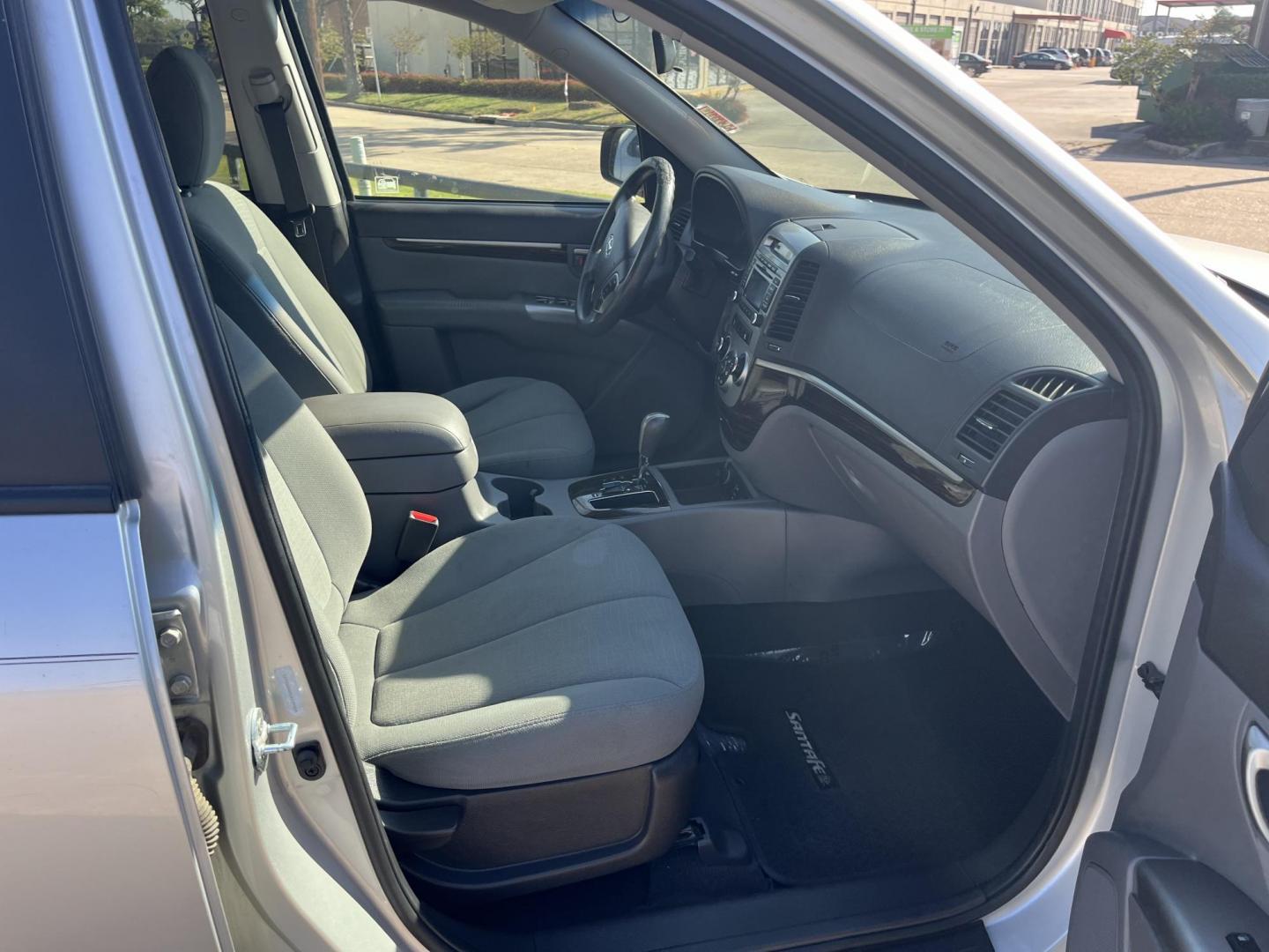 2012 silver /TAN Hyundai Santa Fe GLS 3.5 4WD (5XYZGDAG0CG) with an 3.5L V6 DOHC 24V engine, 6-Speed Automatic transmission, located at 14700 Tomball Parkway 249, Houston, TX, 77086, (281) 444-2200, 29.928619, -95.504074 - Photo#10