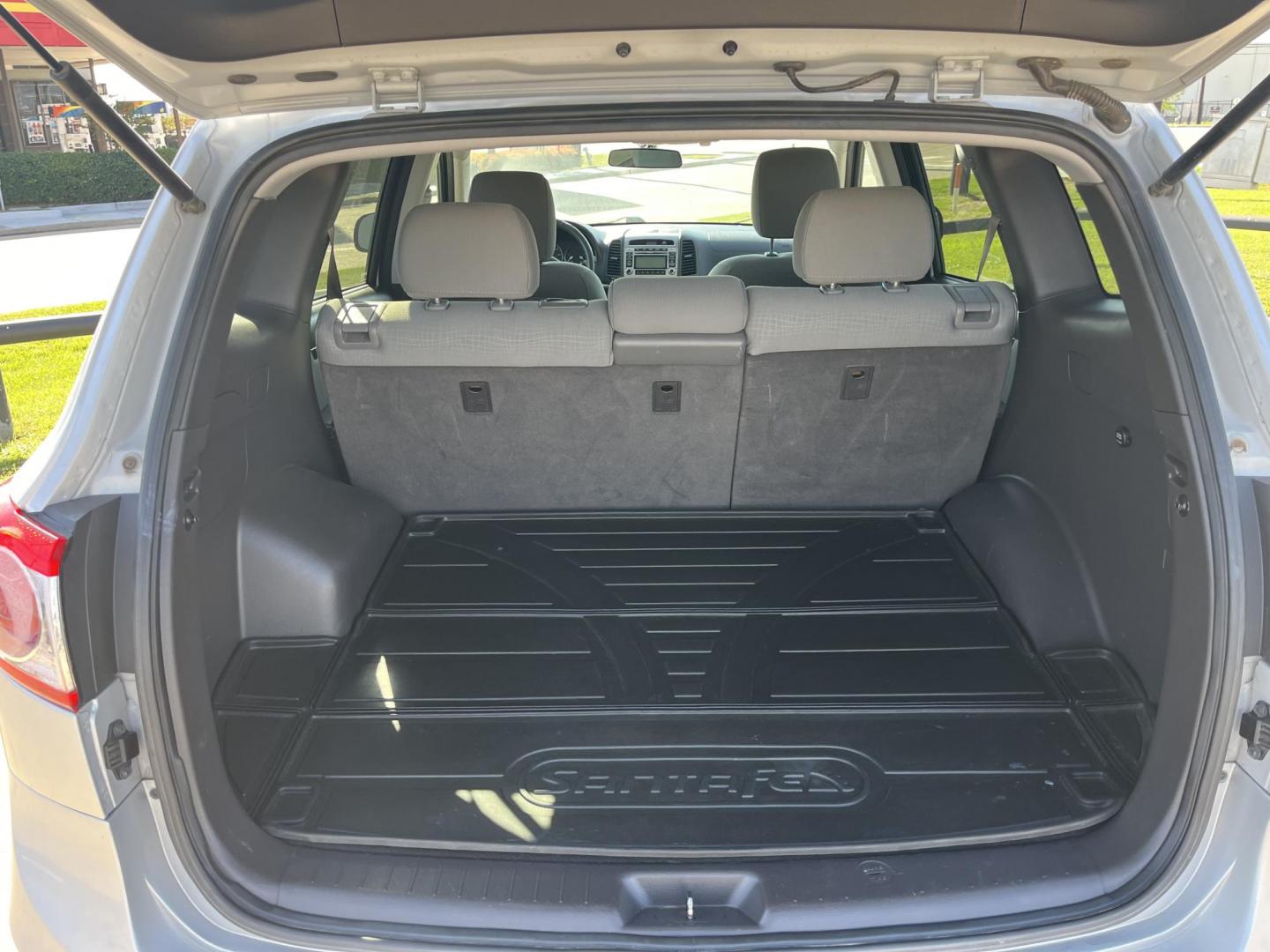 2012 silver /TAN Hyundai Santa Fe GLS 3.5 4WD (5XYZGDAG0CG) with an 3.5L V6 DOHC 24V engine, 6-Speed Automatic transmission, located at 14700 Tomball Parkway 249, Houston, TX, 77086, (281) 444-2200, 29.928619, -95.504074 - Photo#12