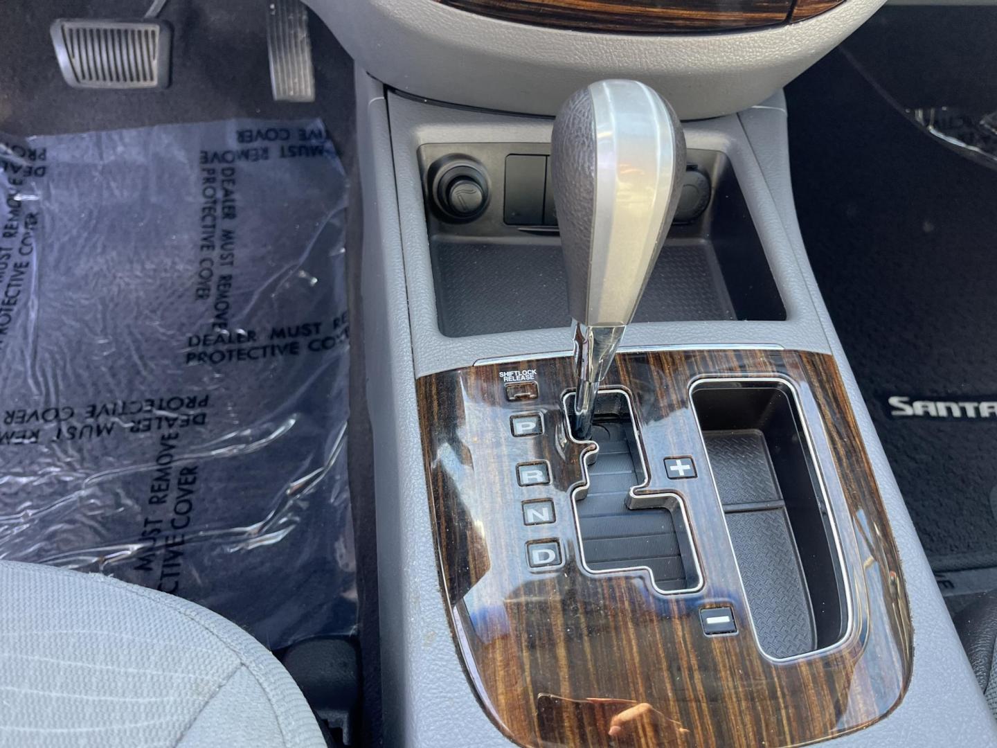 2012 silver /TAN Hyundai Santa Fe GLS 3.5 4WD (5XYZGDAG0CG) with an 3.5L V6 DOHC 24V engine, 6-Speed Automatic transmission, located at 14700 Tomball Parkway 249, Houston, TX, 77086, (281) 444-2200, 29.928619, -95.504074 - Photo#13