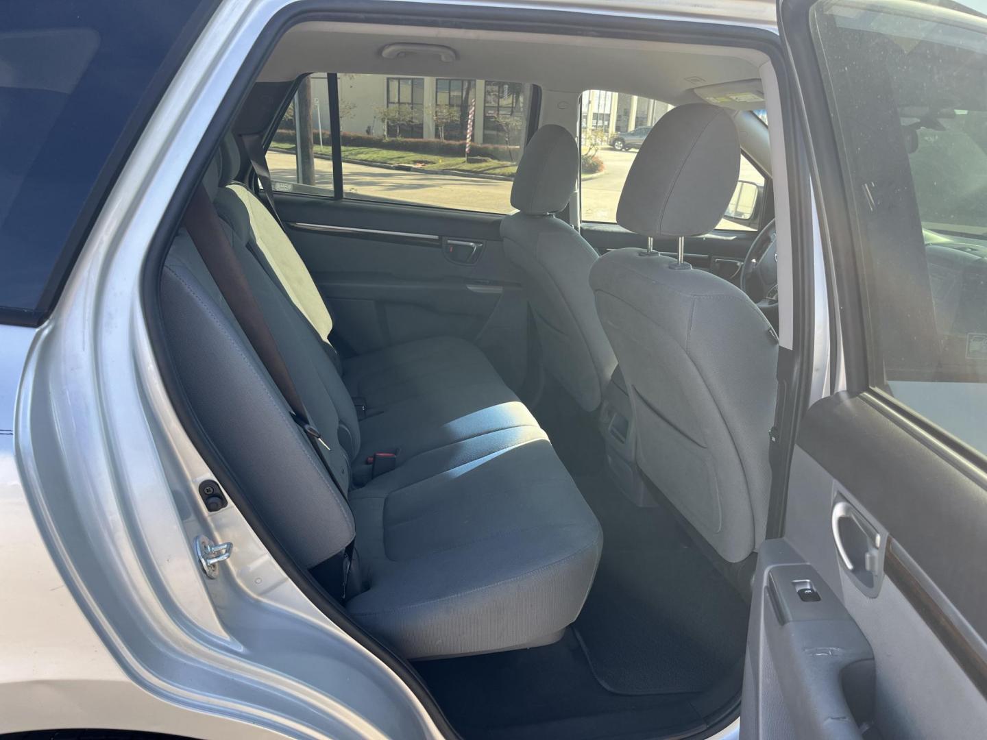2012 silver /TAN Hyundai Santa Fe GLS 3.5 4WD (5XYZGDAG0CG) with an 3.5L V6 DOHC 24V engine, 6-Speed Automatic transmission, located at 14700 Tomball Parkway 249, Houston, TX, 77086, (281) 444-2200, 29.928619, -95.504074 - Photo#14