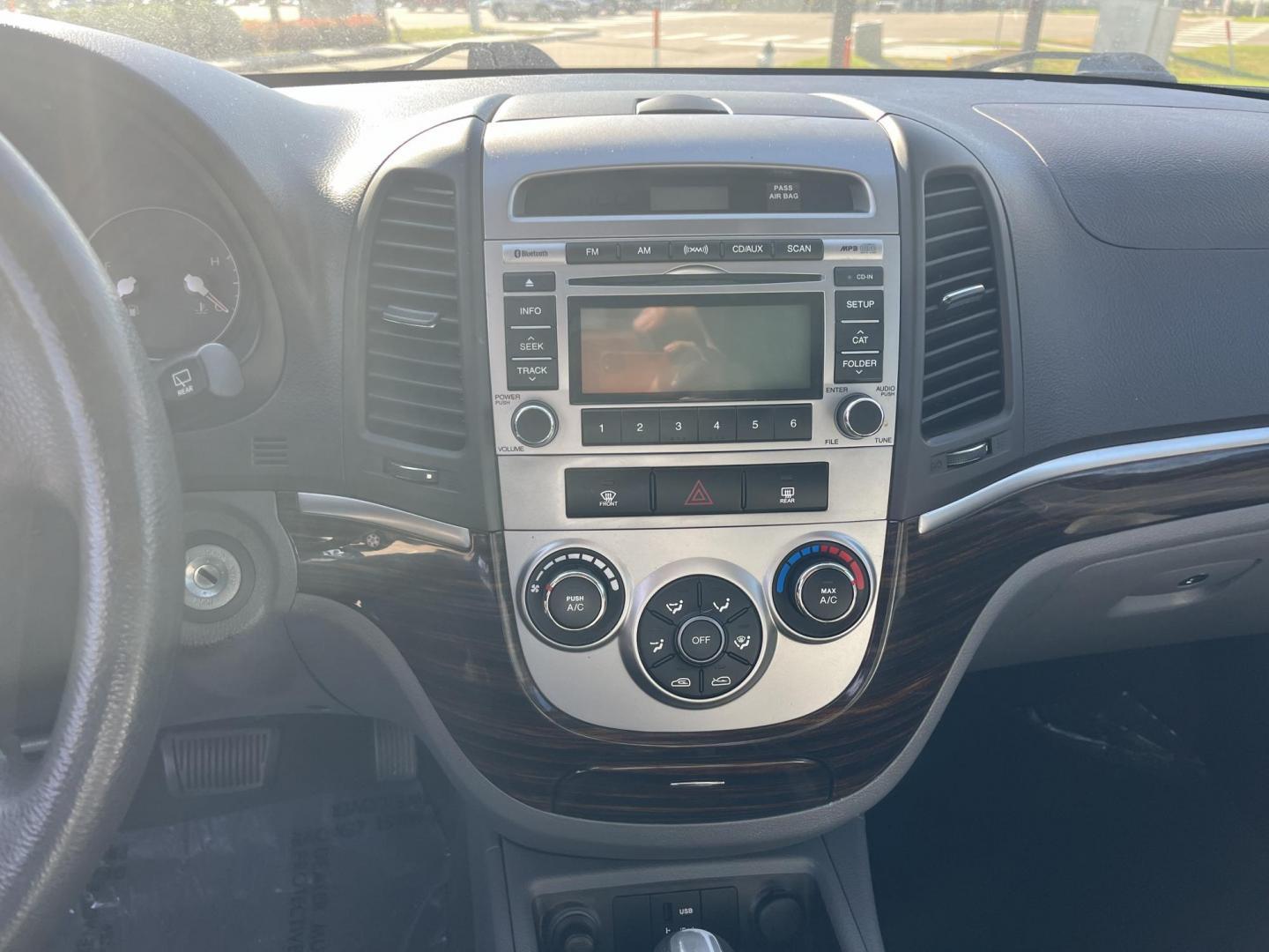 2012 silver /TAN Hyundai Santa Fe GLS 3.5 4WD (5XYZGDAG0CG) with an 3.5L V6 DOHC 24V engine, 6-Speed Automatic transmission, located at 14700 Tomball Parkway 249, Houston, TX, 77086, (281) 444-2200, 29.928619, -95.504074 - Photo#15