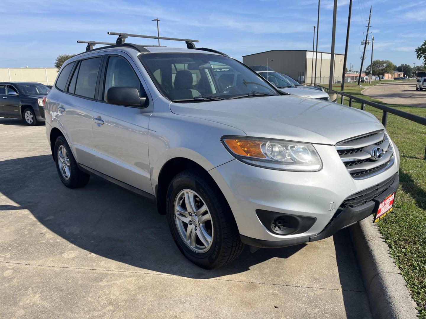 2012 silver /TAN Hyundai Santa Fe GLS 3.5 4WD (5XYZGDAG0CG) with an 3.5L V6 DOHC 24V engine, 6-Speed Automatic transmission, located at 14700 Tomball Parkway 249, Houston, TX, 77086, (281) 444-2200, 29.928619, -95.504074 - Photo#0