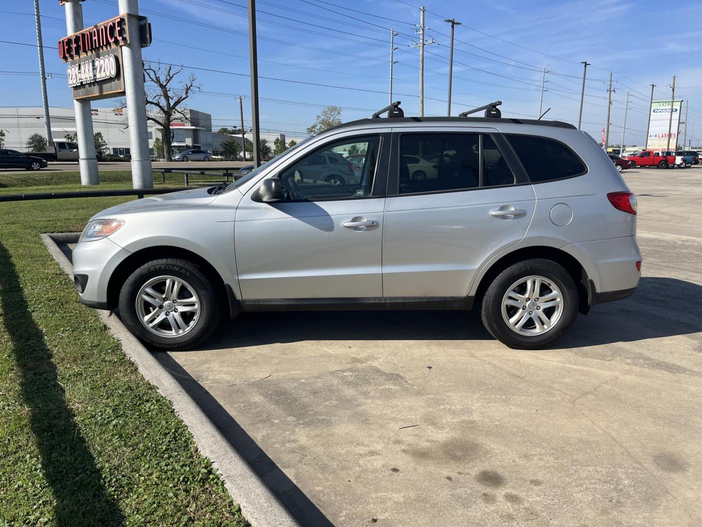 2012 silver /TAN Hyundai Santa Fe GLS 3.5 4WD (5XYZGDAG0CG) with an 3.5L V6 DOHC 24V engine, 6-Speed Automatic transmission, located at 14700 Tomball Parkway 249, Houston, TX, 77086, (281) 444-2200, 29.928619, -95.504074 - Photo#3