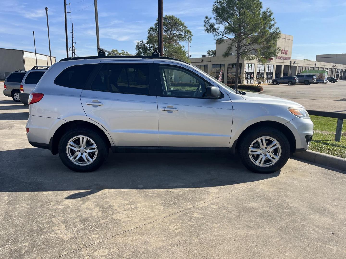 2012 silver /TAN Hyundai Santa Fe GLS 3.5 4WD (5XYZGDAG0CG) with an 3.5L V6 DOHC 24V engine, 6-Speed Automatic transmission, located at 14700 Tomball Parkway 249, Houston, TX, 77086, (281) 444-2200, 29.928619, -95.504074 - Photo#6