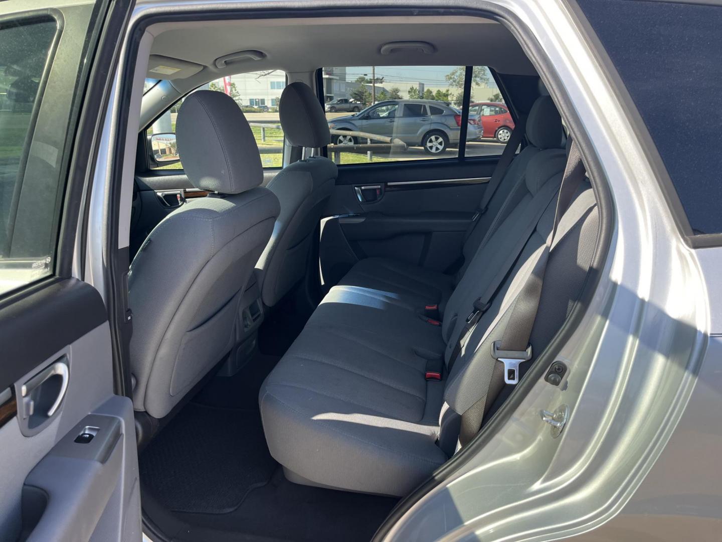 2012 silver /TAN Hyundai Santa Fe GLS 3.5 4WD (5XYZGDAG0CG) with an 3.5L V6 DOHC 24V engine, 6-Speed Automatic transmission, located at 14700 Tomball Parkway 249, Houston, TX, 77086, (281) 444-2200, 29.928619, -95.504074 - Photo#8
