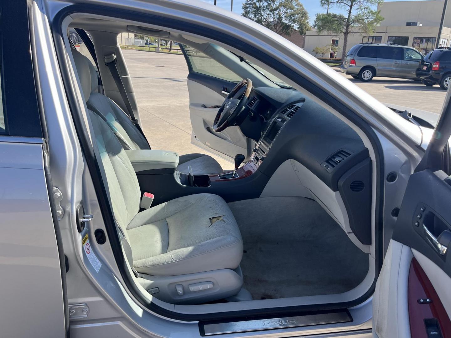 2009 silver /gray Lexus ES 350 Sedan (JTHBJ46G692) with an 3.5L V6 DOHC 24V engine, 6-Speed Automatic Overdrive transmission, located at 14700 Tomball Parkway 249, Houston, TX, 77086, (281) 444-2200, 29.928619, -95.504074 - Photo#10