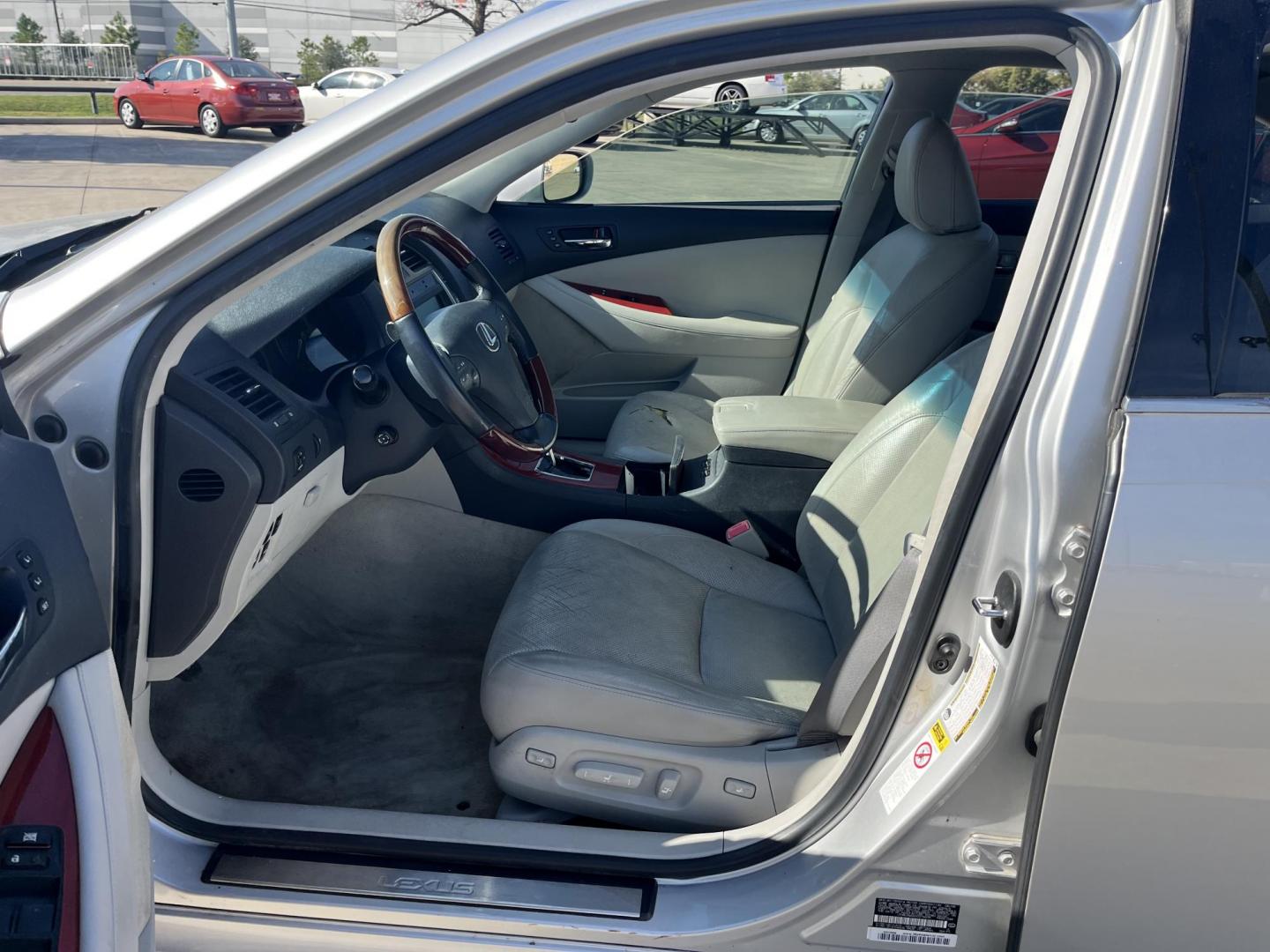 2009 silver /gray Lexus ES 350 Sedan (JTHBJ46G692) with an 3.5L V6 DOHC 24V engine, 6-Speed Automatic Overdrive transmission, located at 14700 Tomball Parkway 249, Houston, TX, 77086, (281) 444-2200, 29.928619, -95.504074 - Photo#11