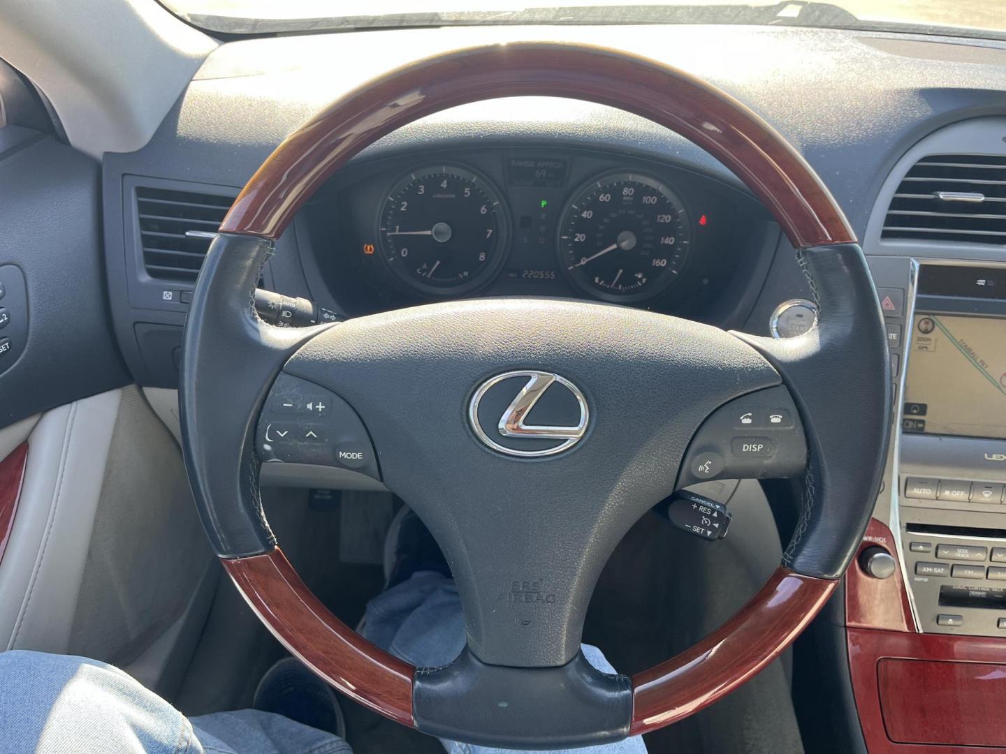 2009 silver /gray Lexus ES 350 Sedan (JTHBJ46G692) with an 3.5L V6 DOHC 24V engine, 6-Speed Automatic Overdrive transmission, located at 14700 Tomball Parkway 249, Houston, TX, 77086, (281) 444-2200, 29.928619, -95.504074 - Photo#13