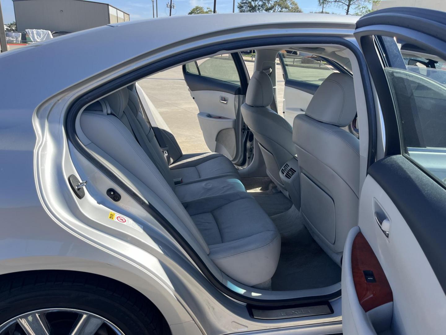 2009 silver /gray Lexus ES 350 Sedan (JTHBJ46G692) with an 3.5L V6 DOHC 24V engine, 6-Speed Automatic Overdrive transmission, located at 14700 Tomball Parkway 249, Houston, TX, 77086, (281) 444-2200, 29.928619, -95.504074 - Photo#15