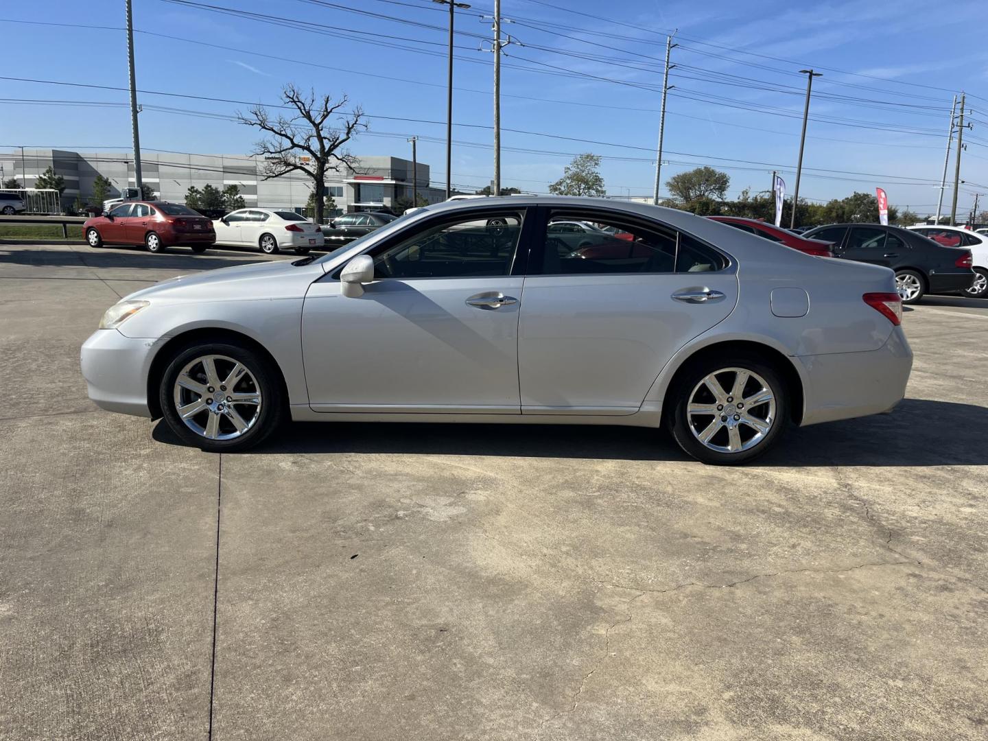 2009 silver /gray Lexus ES 350 Sedan (JTHBJ46G692) with an 3.5L V6 DOHC 24V engine, 6-Speed Automatic Overdrive transmission, located at 14700 Tomball Parkway 249, Houston, TX, 77086, (281) 444-2200, 29.928619, -95.504074 - Photo#3