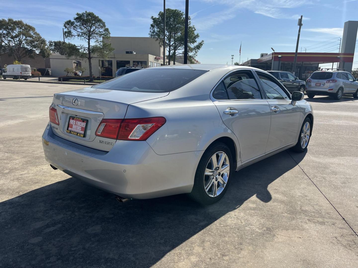 2009 silver /gray Lexus ES 350 Sedan (JTHBJ46G692) with an 3.5L V6 DOHC 24V engine, 6-Speed Automatic Overdrive transmission, located at 14700 Tomball Parkway 249, Houston, TX, 77086, (281) 444-2200, 29.928619, -95.504074 - Photo#4