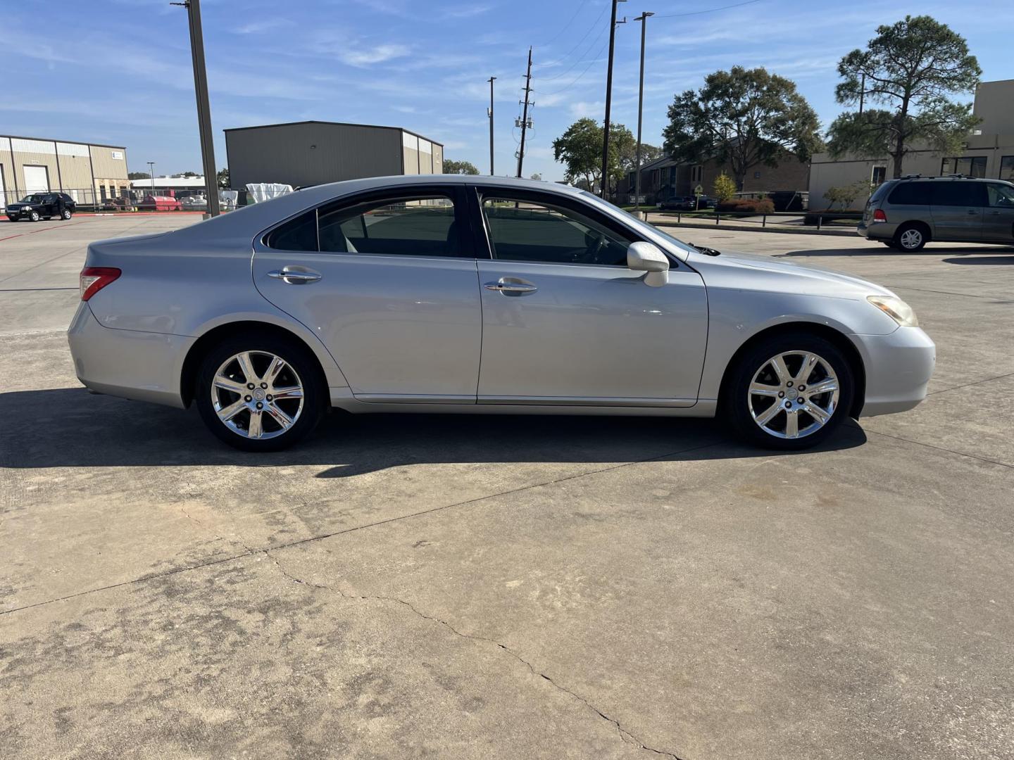 2009 silver /gray Lexus ES 350 Sedan (JTHBJ46G692) with an 3.5L V6 DOHC 24V engine, 6-Speed Automatic Overdrive transmission, located at 14700 Tomball Parkway 249, Houston, TX, 77086, (281) 444-2200, 29.928619, -95.504074 - Photo#6