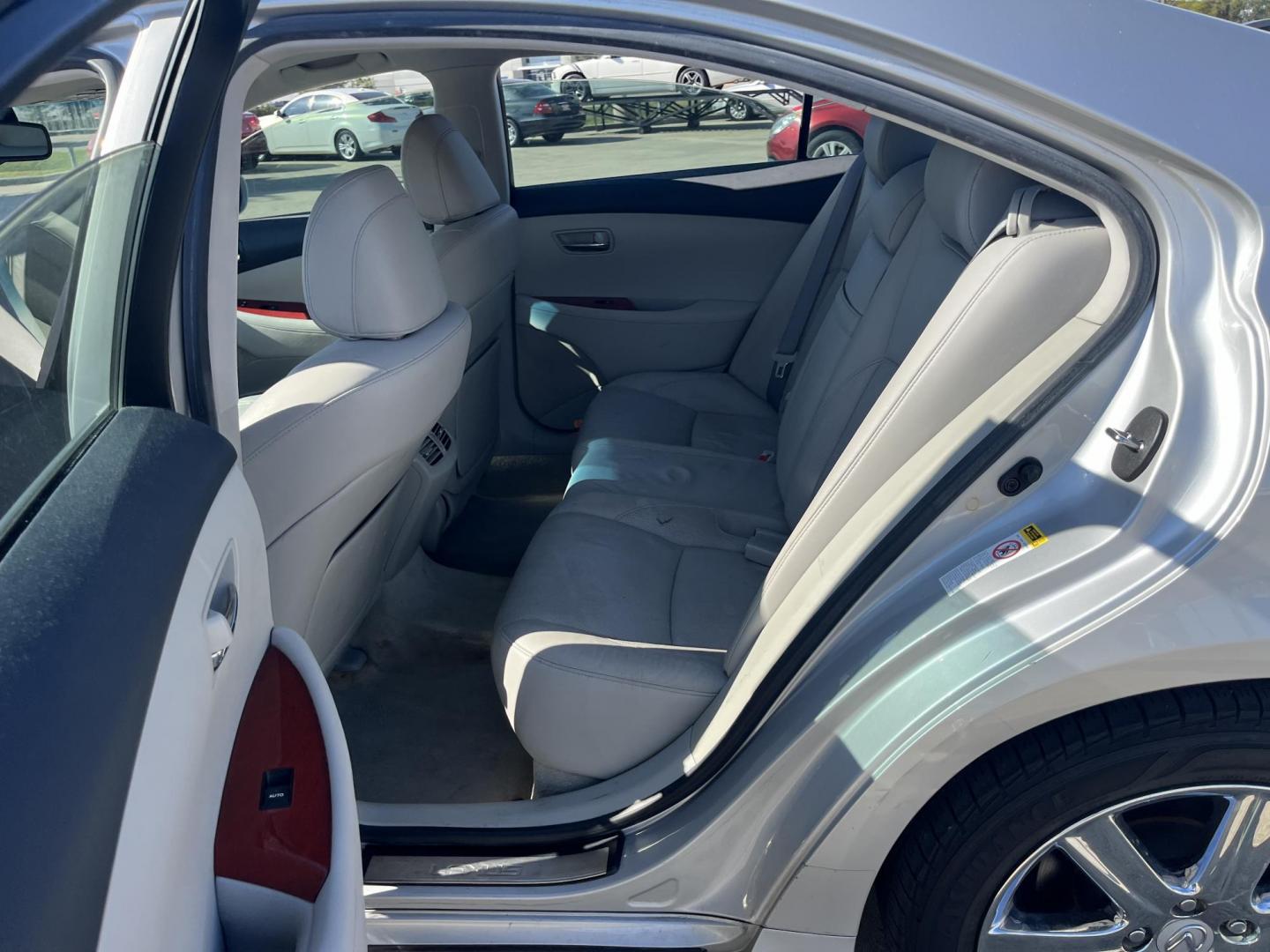 2009 silver /gray Lexus ES 350 Sedan (JTHBJ46G692) with an 3.5L V6 DOHC 24V engine, 6-Speed Automatic Overdrive transmission, located at 14700 Tomball Parkway 249, Houston, TX, 77086, (281) 444-2200, 29.928619, -95.504074 - Photo#9