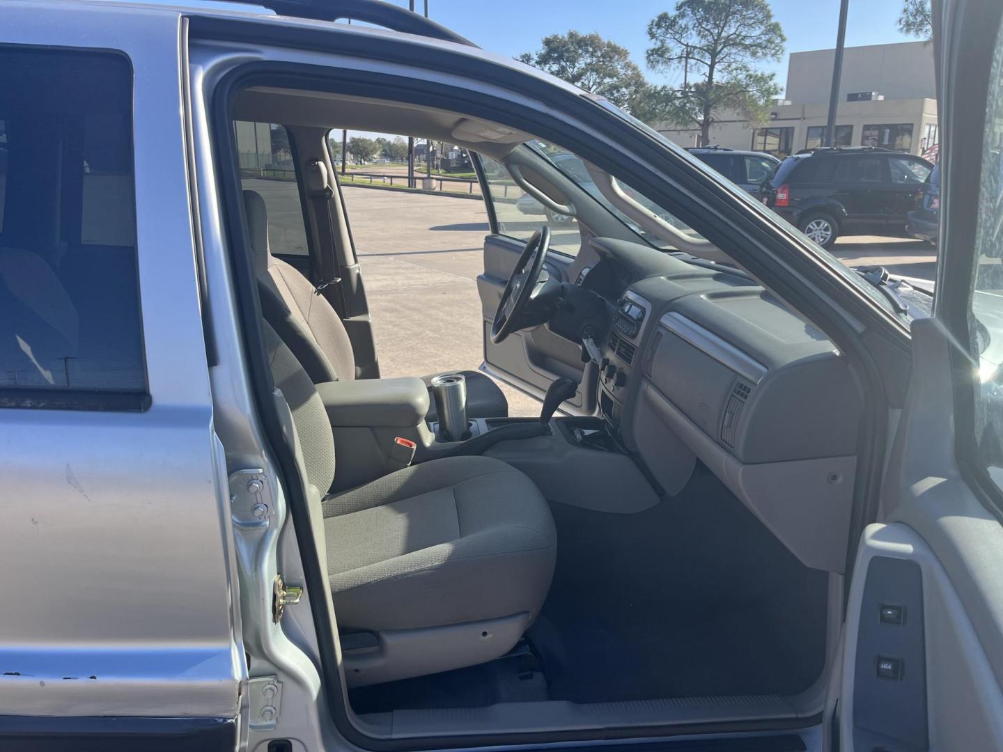 2004 silver /black Jeep Grand Cherokee Columbia Edition 2WD (1J4GX48S24C) with an 4.0L L6 OHV 12V engine, Automatic Overdrive transmission, located at 14700 Tomball Parkway 249, Houston, TX, 77086, (281) 444-2200, 29.928619, -95.504074 - Photo#11