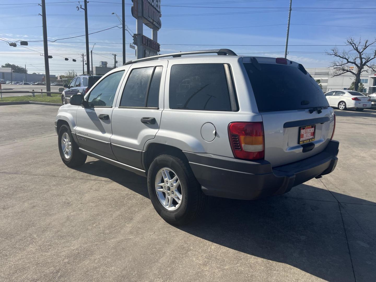 2004 silver /black Jeep Grand Cherokee Columbia Edition 2WD (1J4GX48S24C) with an 4.0L L6 OHV 12V engine, Automatic Overdrive transmission, located at 14700 Tomball Parkway 249, Houston, TX, 77086, (281) 444-2200, 29.928619, -95.504074 - Photo#4