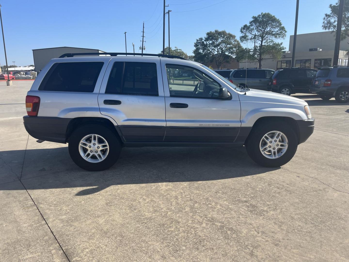 2004 silver /black Jeep Grand Cherokee Columbia Edition 2WD (1J4GX48S24C) with an 4.0L L6 OHV 12V engine, Automatic Overdrive transmission, located at 14700 Tomball Parkway 249, Houston, TX, 77086, (281) 444-2200, 29.928619, -95.504074 - Photo#7