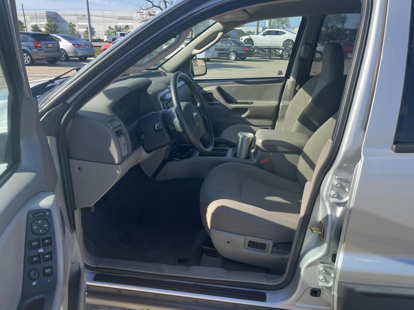 2004 silver /black Jeep Grand Cherokee Columbia Edition 2WD (1J4GX48S24C) with an 4.0L L6 OHV 12V engine, Automatic Overdrive transmission, located at 14700 Tomball Parkway 249, Houston, TX, 77086, (281) 444-2200, 29.928619, -95.504074 - Photo#8