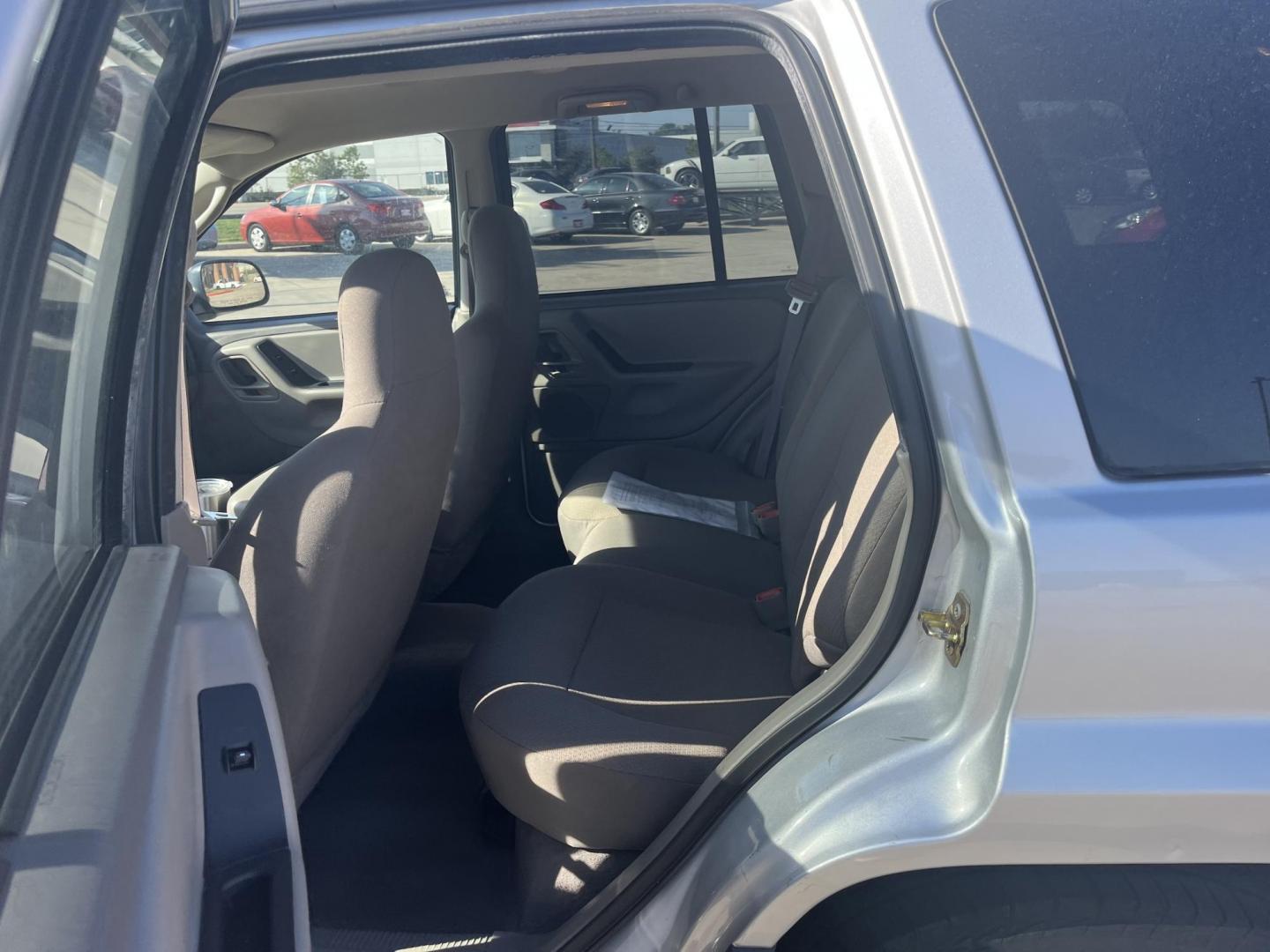 2004 silver /black Jeep Grand Cherokee Columbia Edition 2WD (1J4GX48S24C) with an 4.0L L6 OHV 12V engine, Automatic Overdrive transmission, located at 14700 Tomball Parkway 249, Houston, TX, 77086, (281) 444-2200, 29.928619, -95.504074 - Photo#9