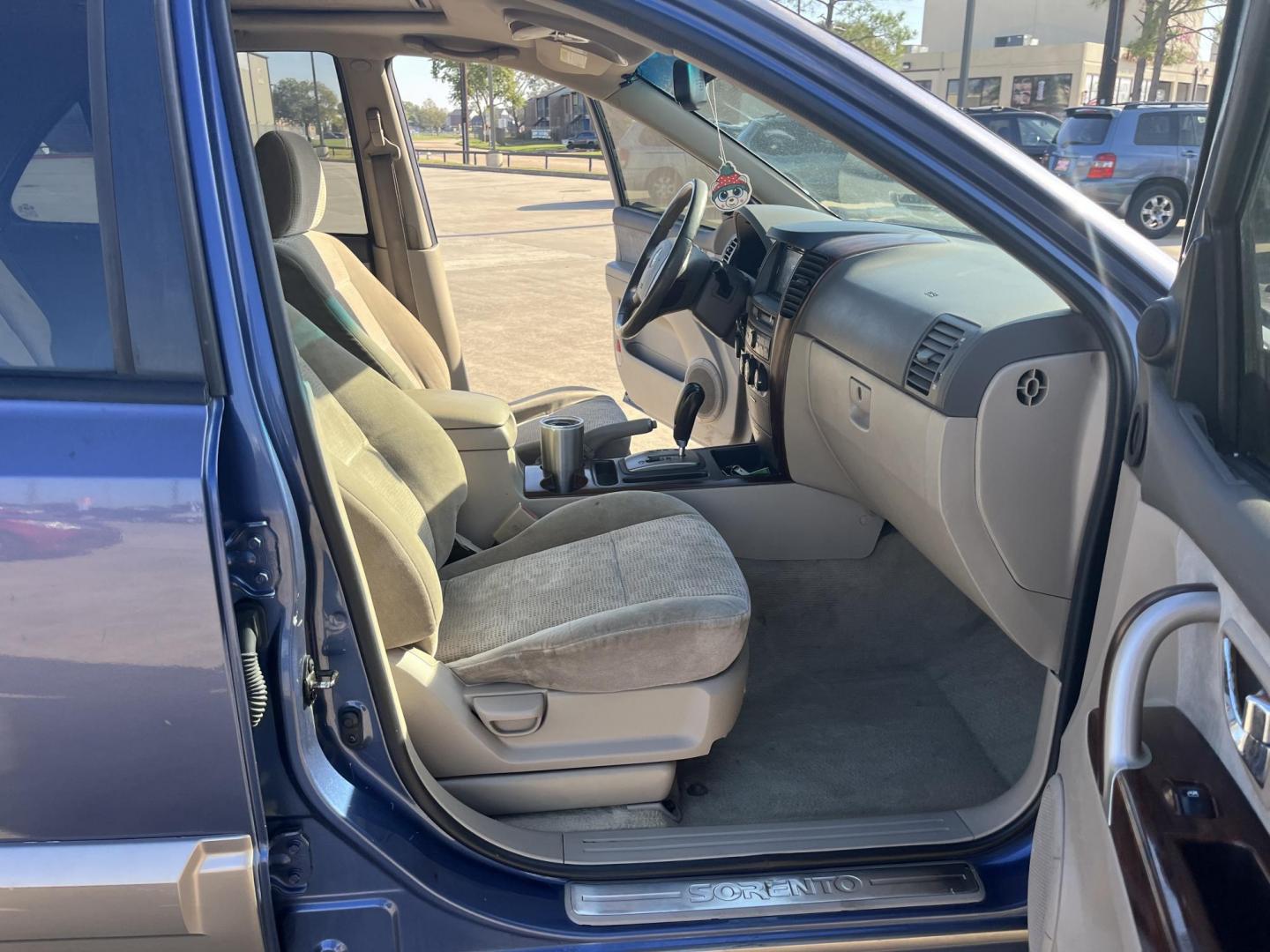 2006 blue /gray Kia Sorento EX 4WD (KNDJC733065) with an 3.5L V6 DOHC 16V engine, 5-Speed Automatic Overdrive transmission, located at 14700 Tomball Parkway 249, Houston, TX, 77086, (281) 444-2200, 29.928619, -95.504074 - Photo#11