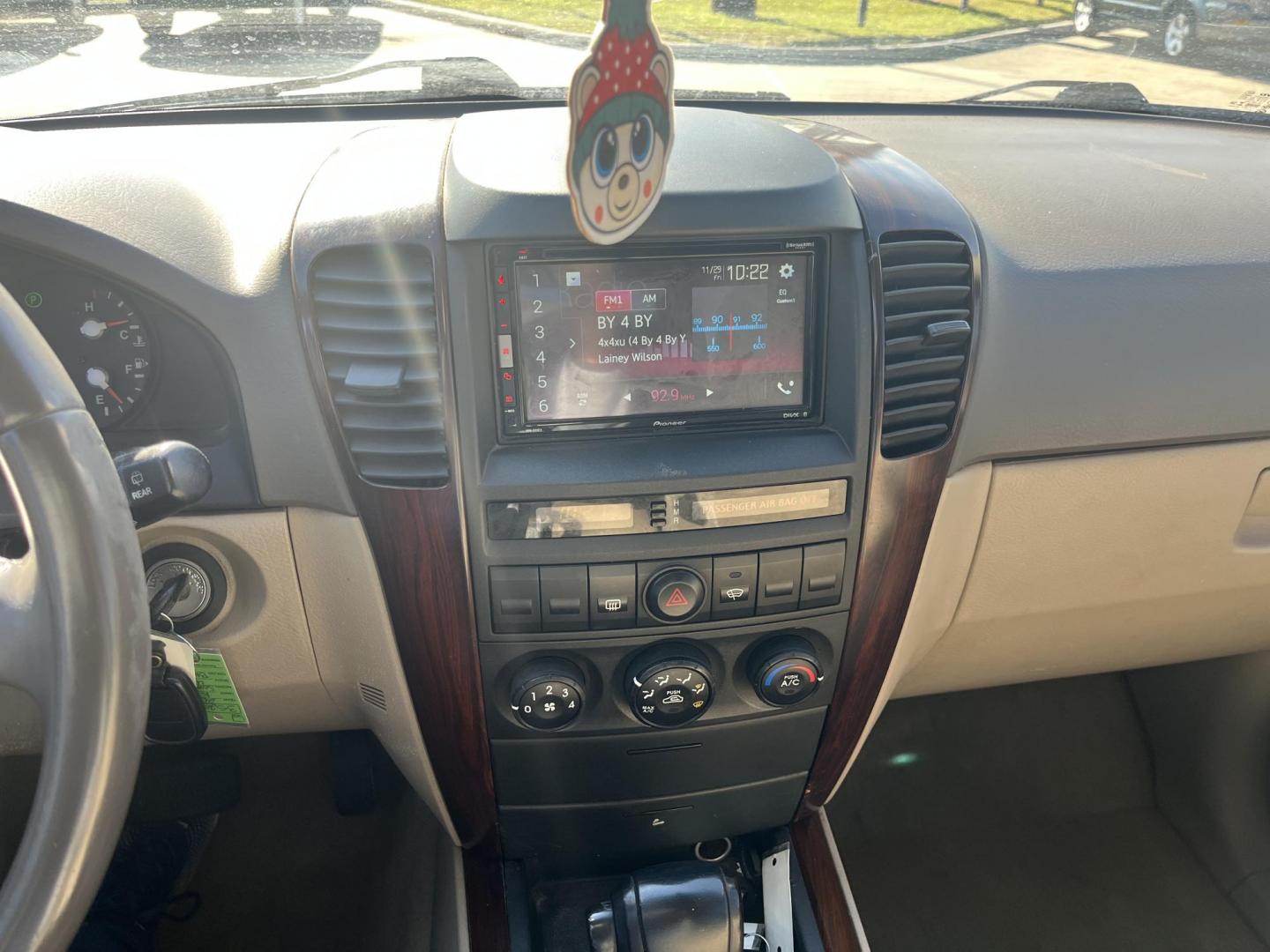 2006 blue /gray Kia Sorento EX 4WD (KNDJC733065) with an 3.5L V6 DOHC 16V engine, 5-Speed Automatic Overdrive transmission, located at 14700 Tomball Parkway 249, Houston, TX, 77086, (281) 444-2200, 29.928619, -95.504074 - Photo#13
