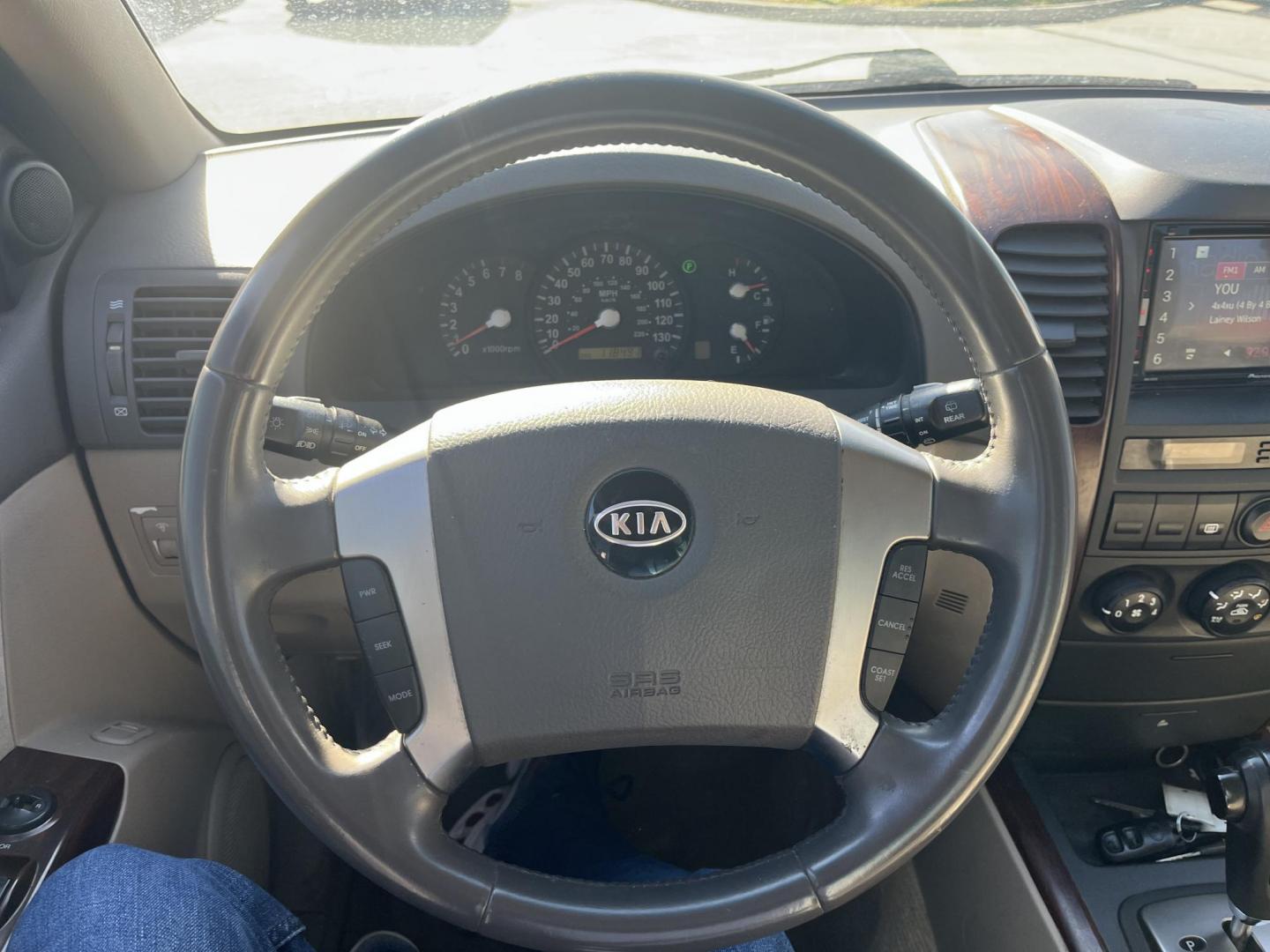 2006 blue /gray Kia Sorento EX 4WD (KNDJC733065) with an 3.5L V6 DOHC 16V engine, 5-Speed Automatic Overdrive transmission, located at 14700 Tomball Parkway 249, Houston, TX, 77086, (281) 444-2200, 29.928619, -95.504074 - Photo#14