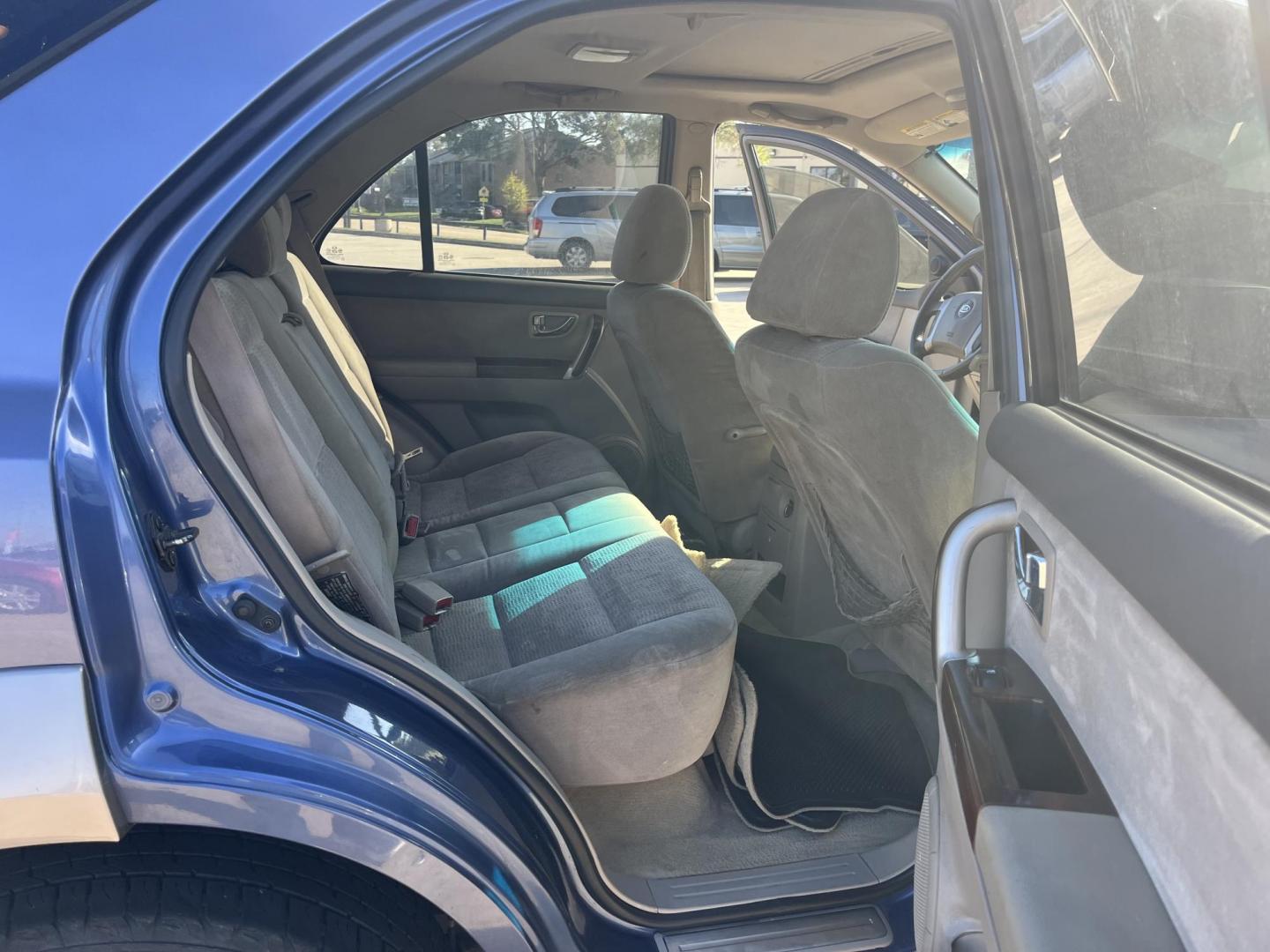 2006 blue /gray Kia Sorento EX 4WD (KNDJC733065) with an 3.5L V6 DOHC 16V engine, 5-Speed Automatic Overdrive transmission, located at 14700 Tomball Parkway 249, Houston, TX, 77086, (281) 444-2200, 29.928619, -95.504074 - Photo#16