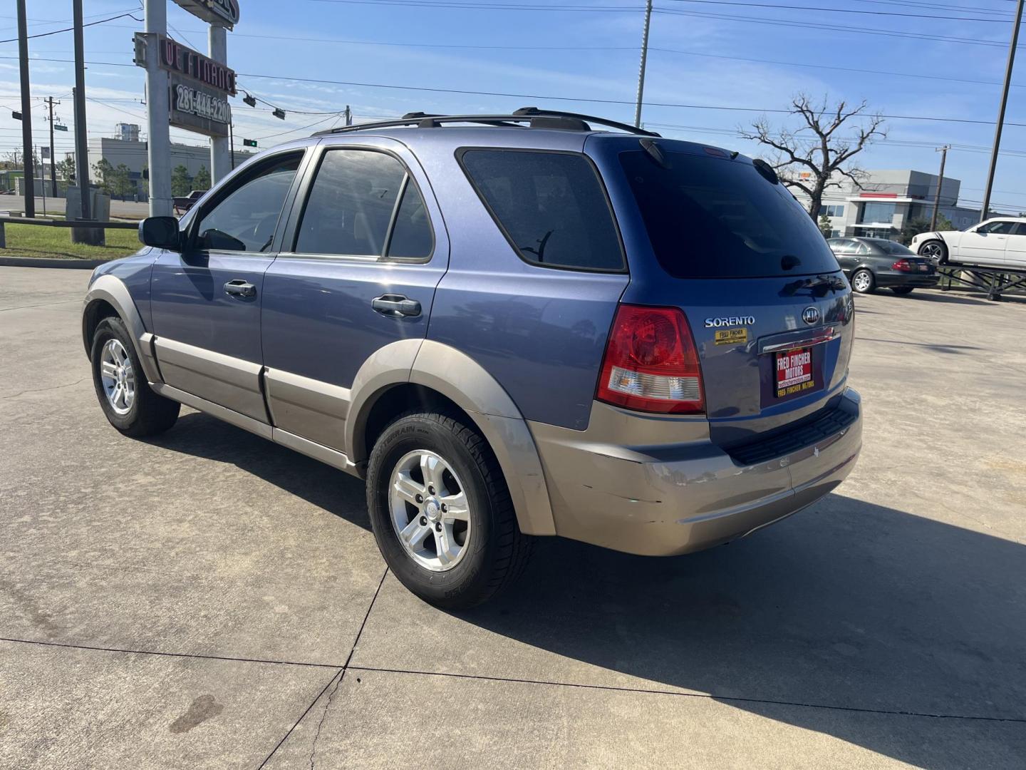 2006 blue /gray Kia Sorento EX 4WD (KNDJC733065) with an 3.5L V6 DOHC 16V engine, 5-Speed Automatic Overdrive transmission, located at 14700 Tomball Parkway 249, Houston, TX, 77086, (281) 444-2200, 29.928619, -95.504074 - Photo#5