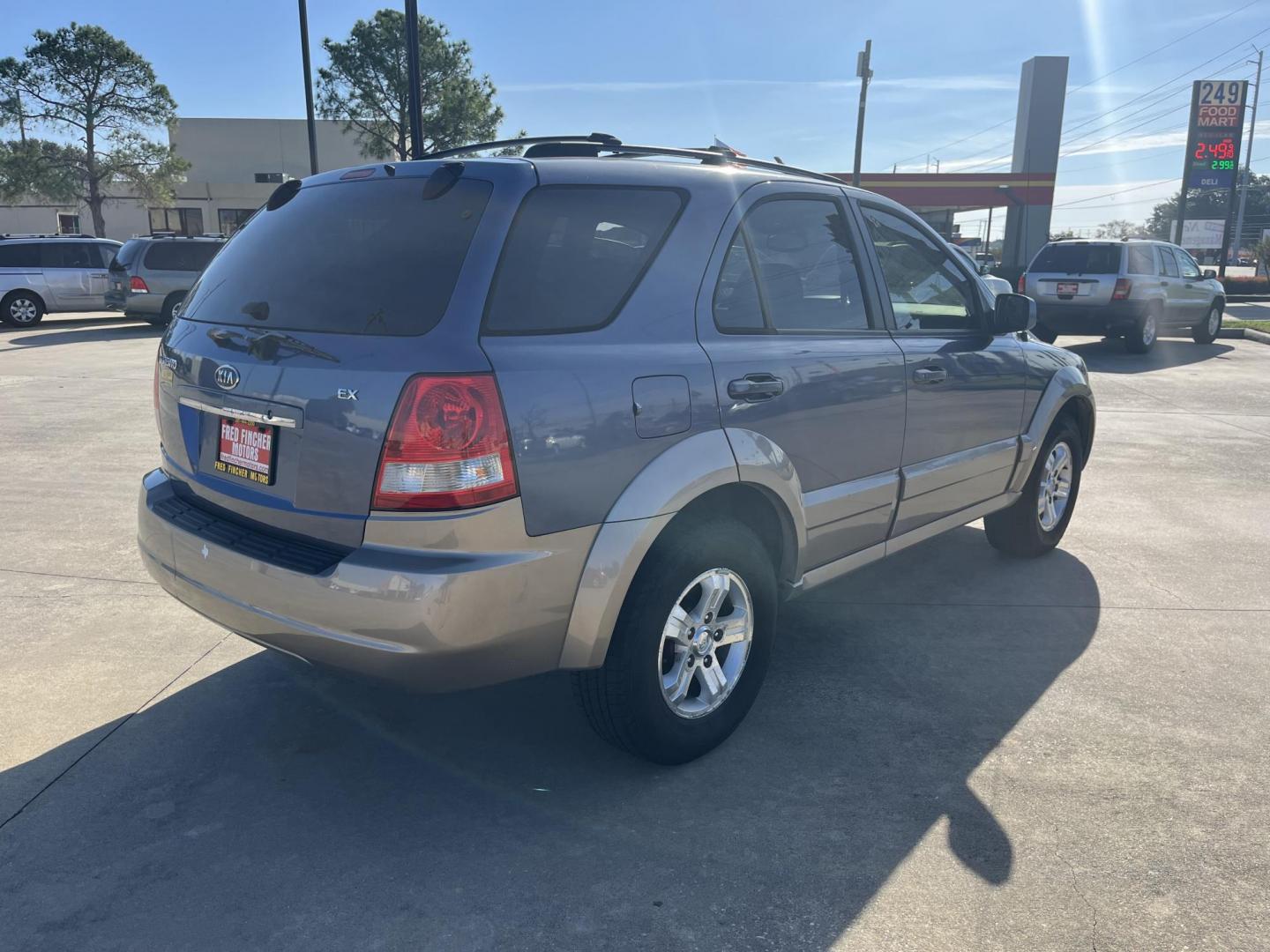 2006 blue /gray Kia Sorento EX 4WD (KNDJC733065) with an 3.5L V6 DOHC 16V engine, 5-Speed Automatic Overdrive transmission, located at 14700 Tomball Parkway 249, Houston, TX, 77086, (281) 444-2200, 29.928619, -95.504074 - Photo#6