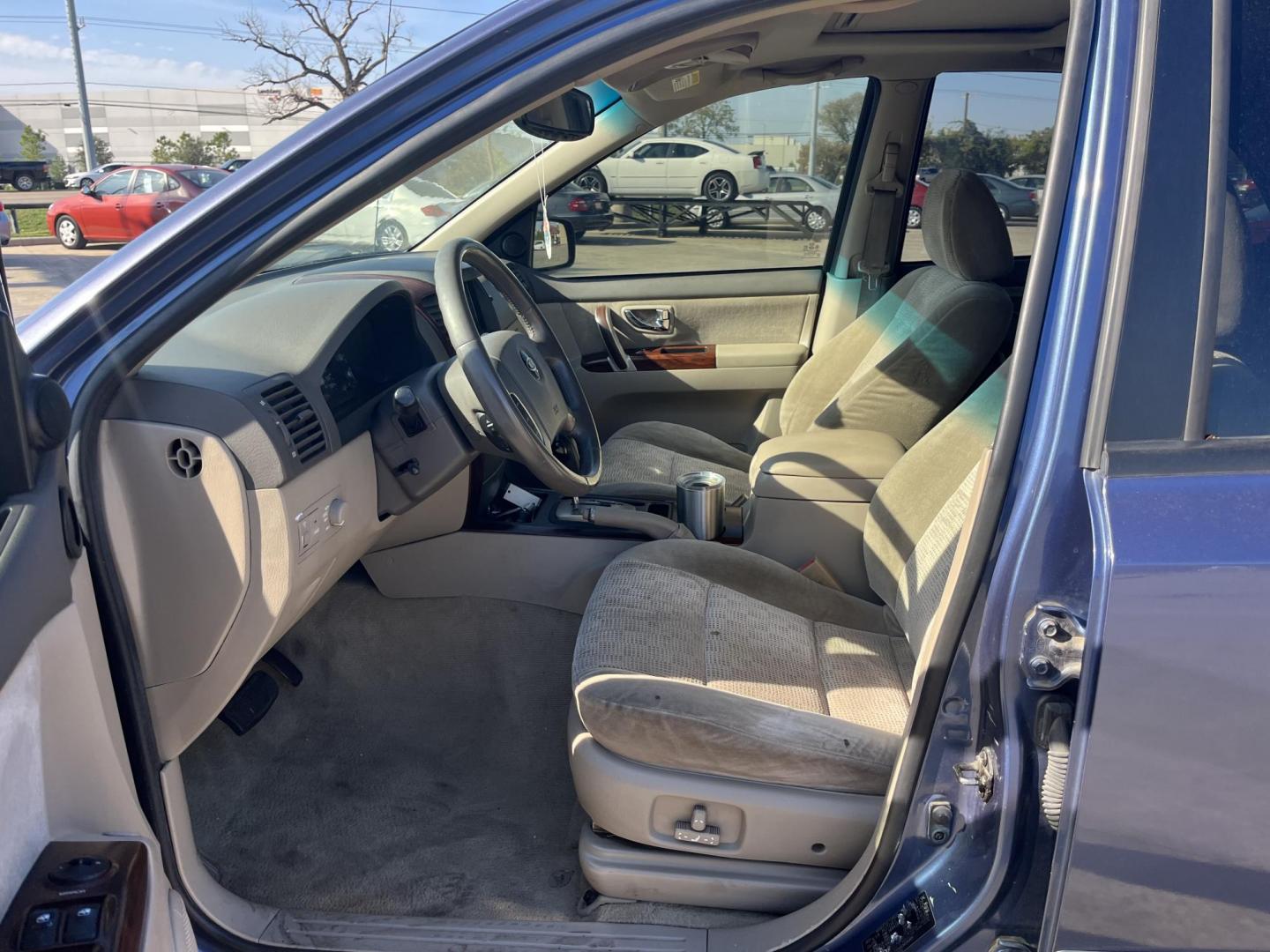 2006 blue /gray Kia Sorento EX 4WD (KNDJC733065) with an 3.5L V6 DOHC 16V engine, 5-Speed Automatic Overdrive transmission, located at 14700 Tomball Parkway 249, Houston, TX, 77086, (281) 444-2200, 29.928619, -95.504074 - Photo#7