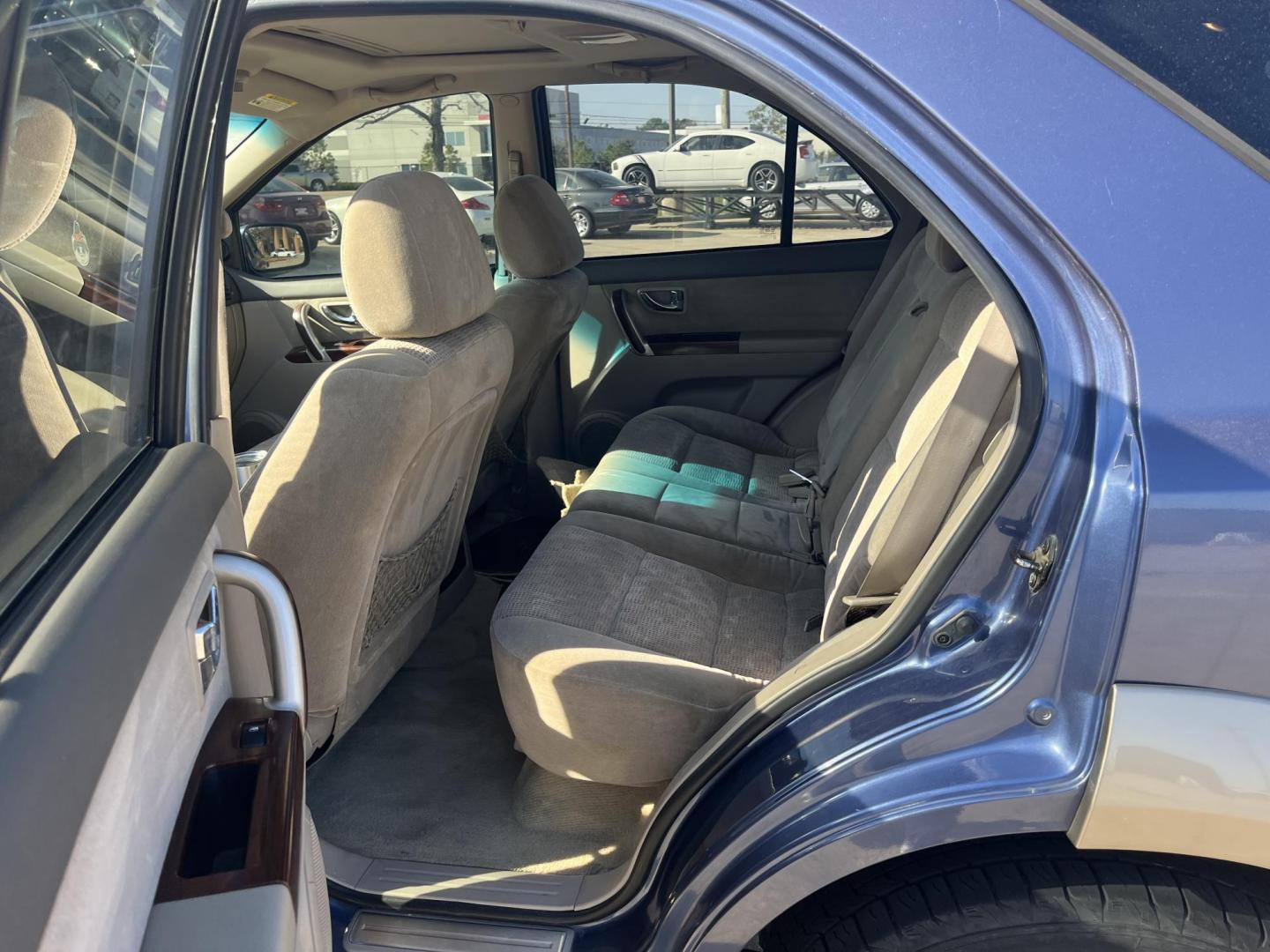 2006 blue /gray Kia Sorento EX 4WD (KNDJC733065) with an 3.5L V6 DOHC 16V engine, 5-Speed Automatic Overdrive transmission, located at 14700 Tomball Parkway 249, Houston, TX, 77086, (281) 444-2200, 29.928619, -95.504074 - Photo#8