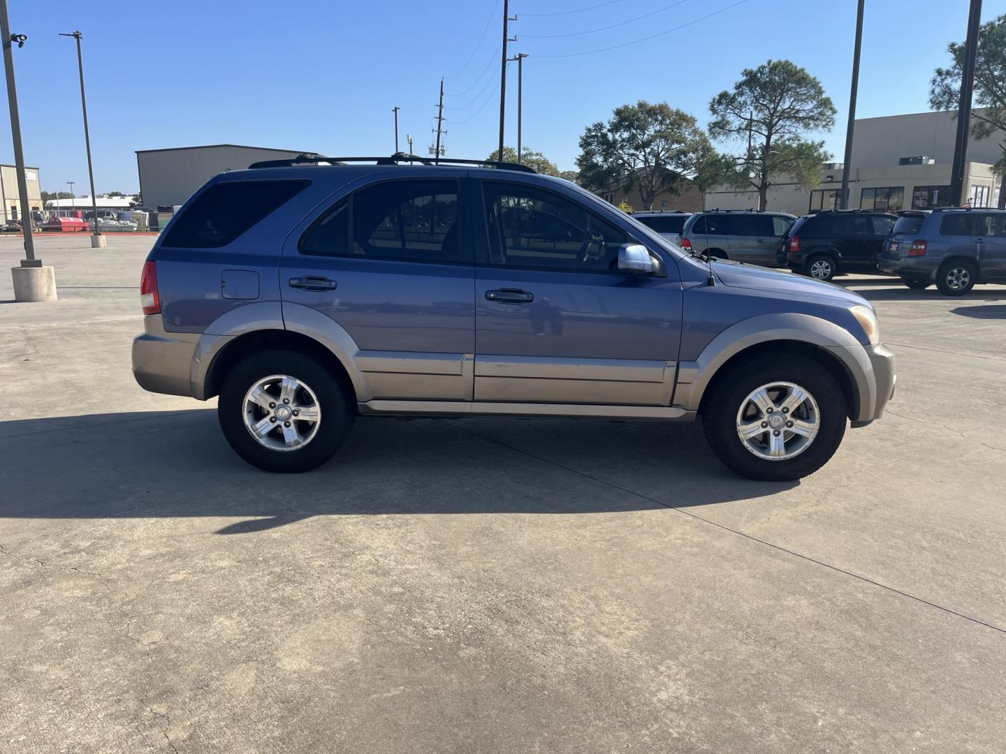 2006 blue /gray Kia Sorento EX 4WD (KNDJC733065) with an 3.5L V6 DOHC 16V engine, 5-Speed Automatic Overdrive transmission, located at 14700 Tomball Parkway 249, Houston, TX, 77086, (281) 444-2200, 29.928619, -95.504074 - Photo#9